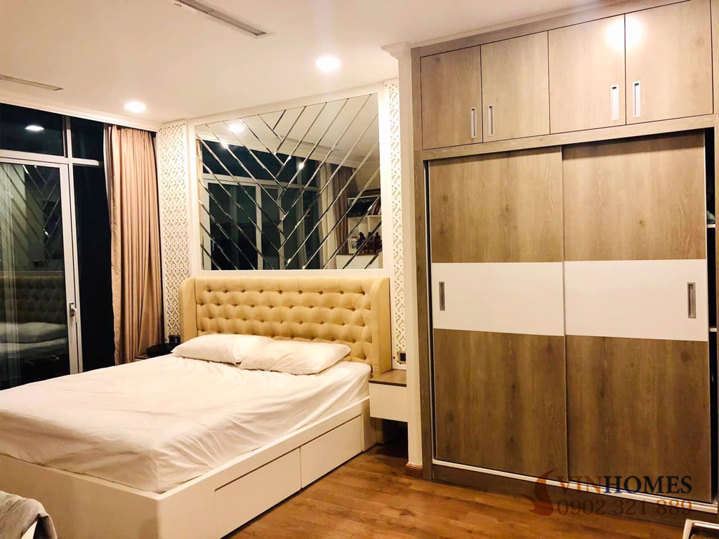 Nội thất thực tế căn hộ Vinhomes với phòng ngủ, tủ quần áo âm tường và khu kệ tivi hiện đại