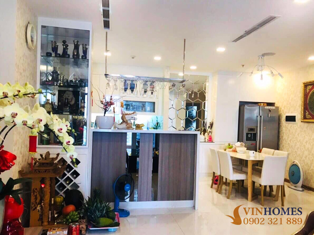 chụp thực tế bên trong căn hộ thể hiện không gian phòng khách sang trọng và khu bếp