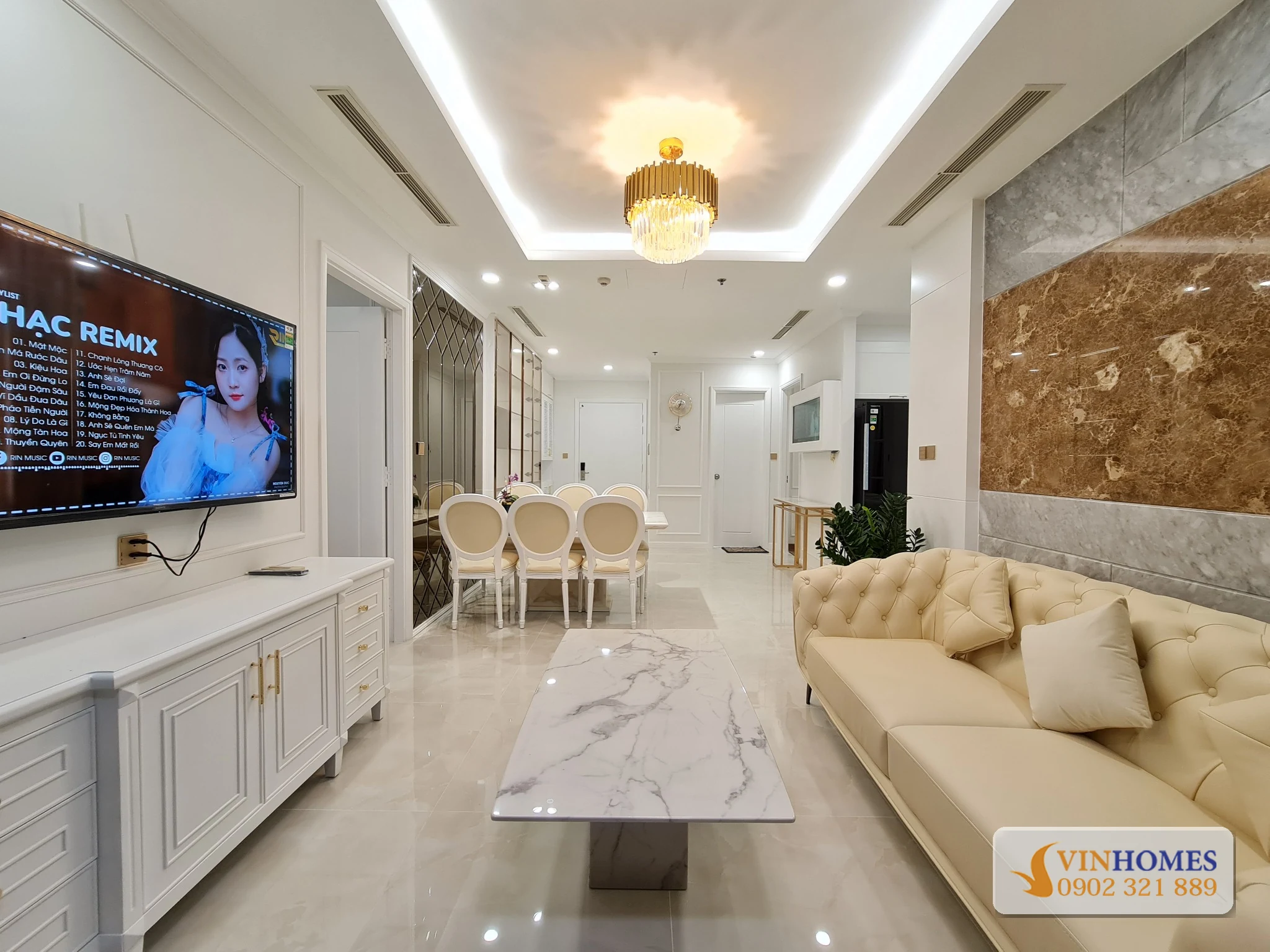 Phòng khách căn hộ 3PN Vinhomes Central Park với sofa lớn và bàn trà đá