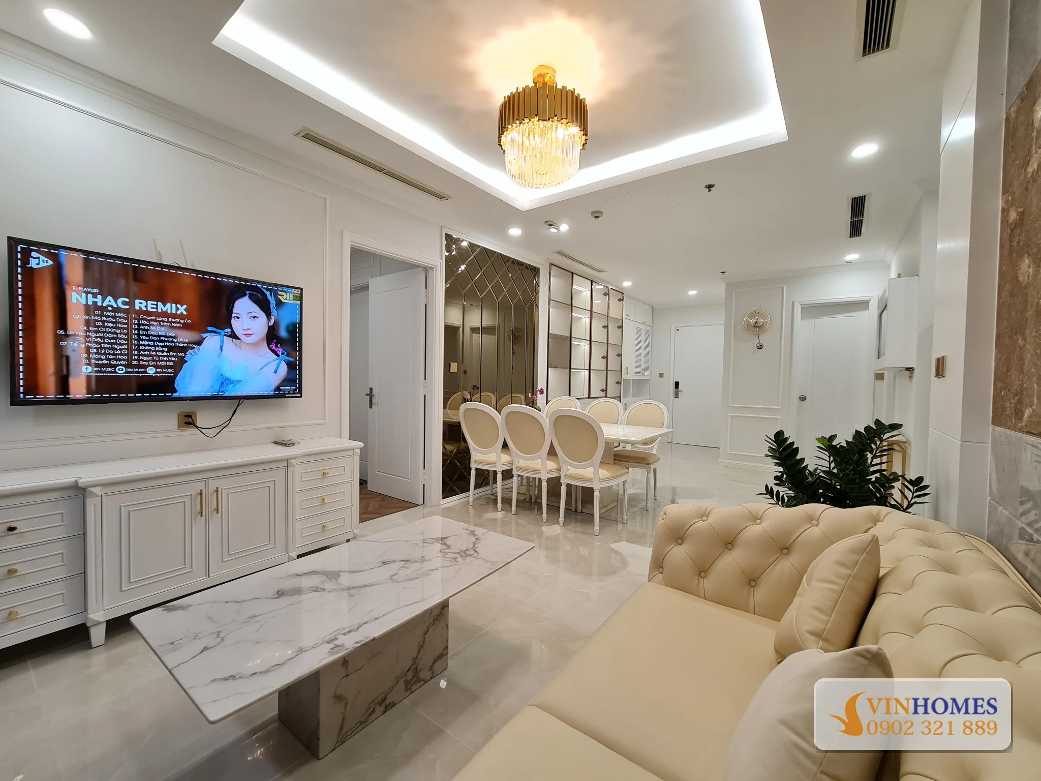 Phòng khách căn hộ 3PN Vinhomes Central Park với sofa và bàn ăn liền kề