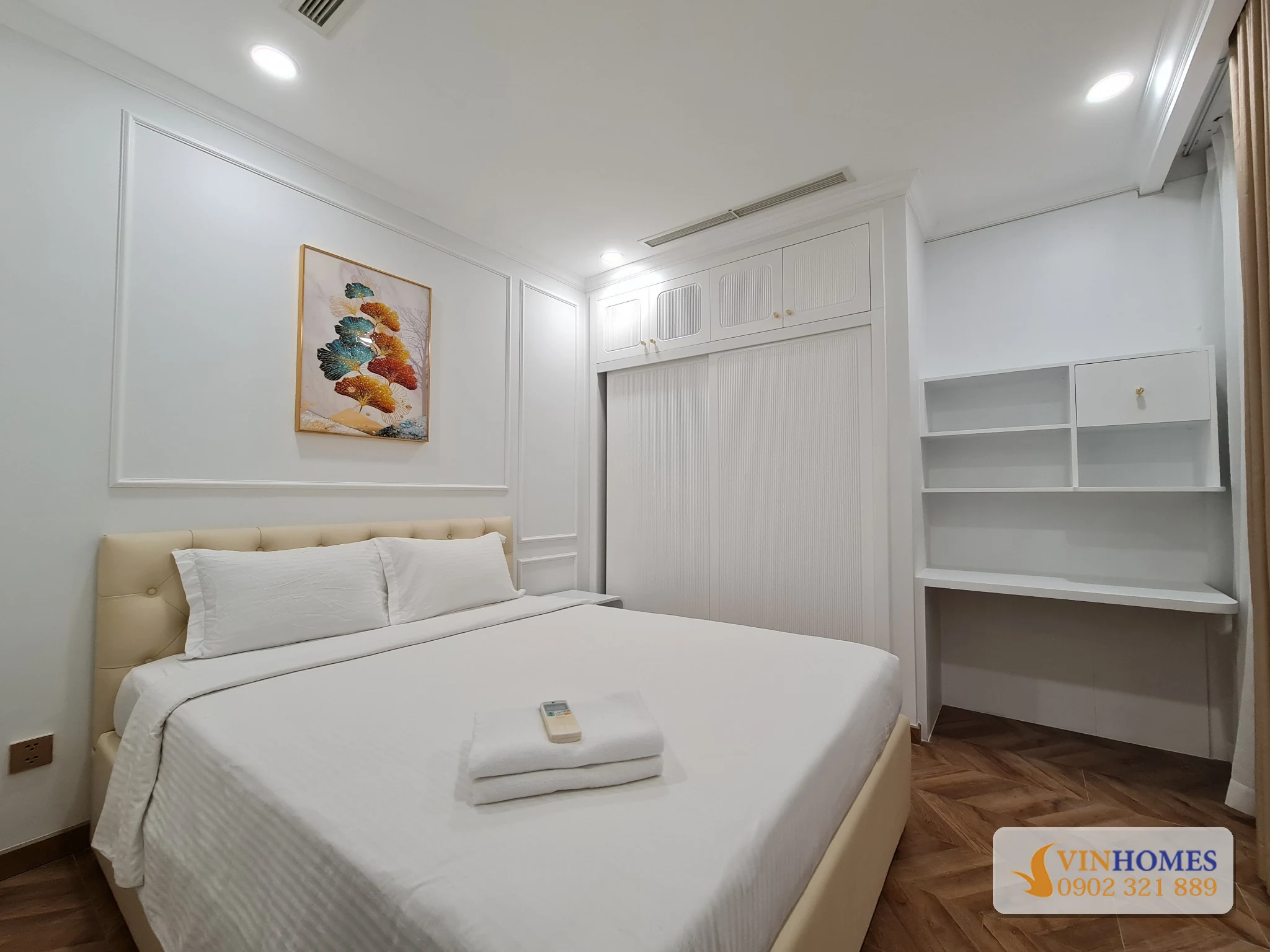 Phòng ngủ master căn hộ 3PN Vinhomes Central Park với giường lớn và tủ âm tường
