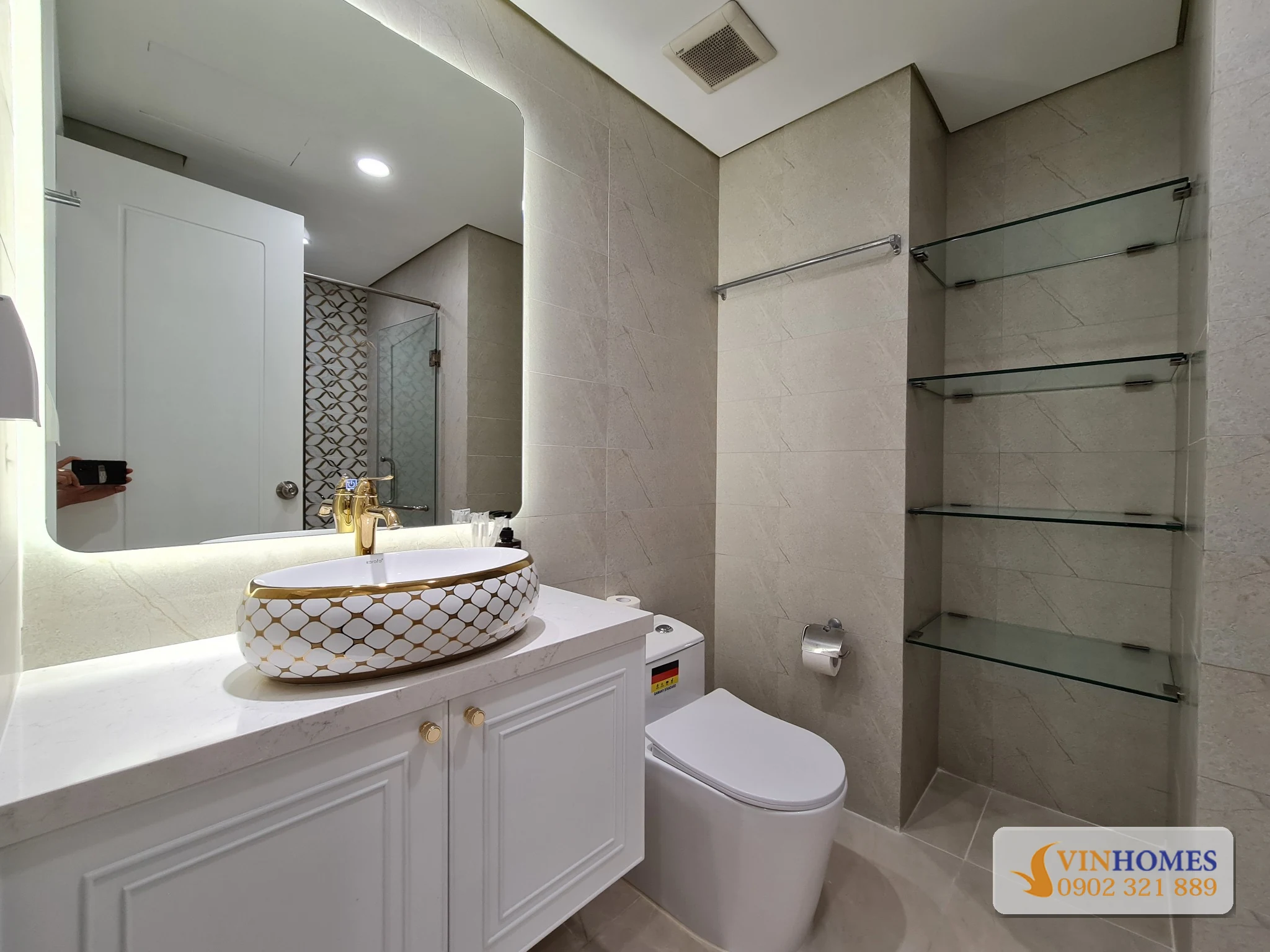 Phòng tắm căn hộ 3PN Vinhomes Central Park với lavabo và gương đèn LED