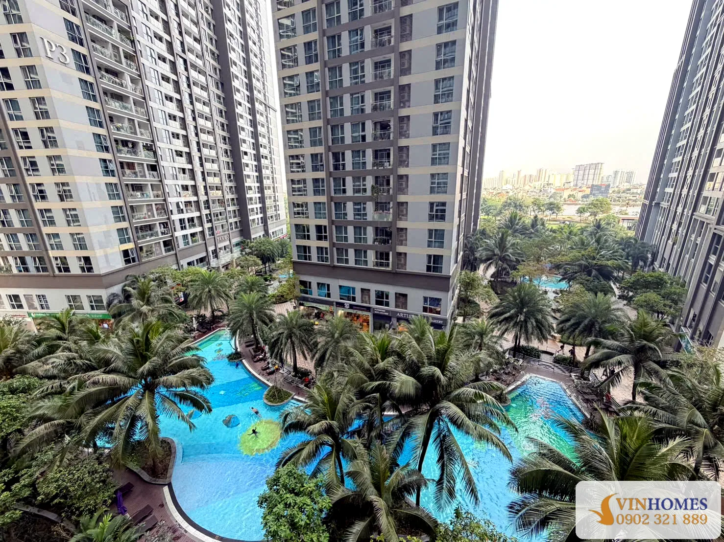 Hồ bơi nội khu Vinhomes Central Park giữa các tòa tháp căn hộ, không gian xanh, phù hợp nhu cầu mua căn hộ.