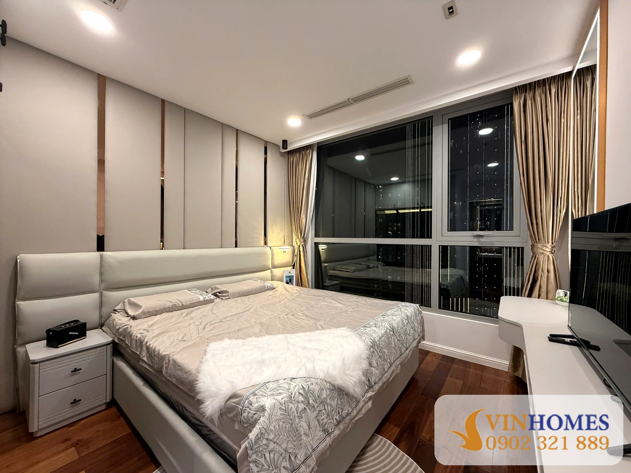 Phòng ngủ master căn hộ 2 phòng ngủ Vinhomes Central Park full nội thất, đã có sổ