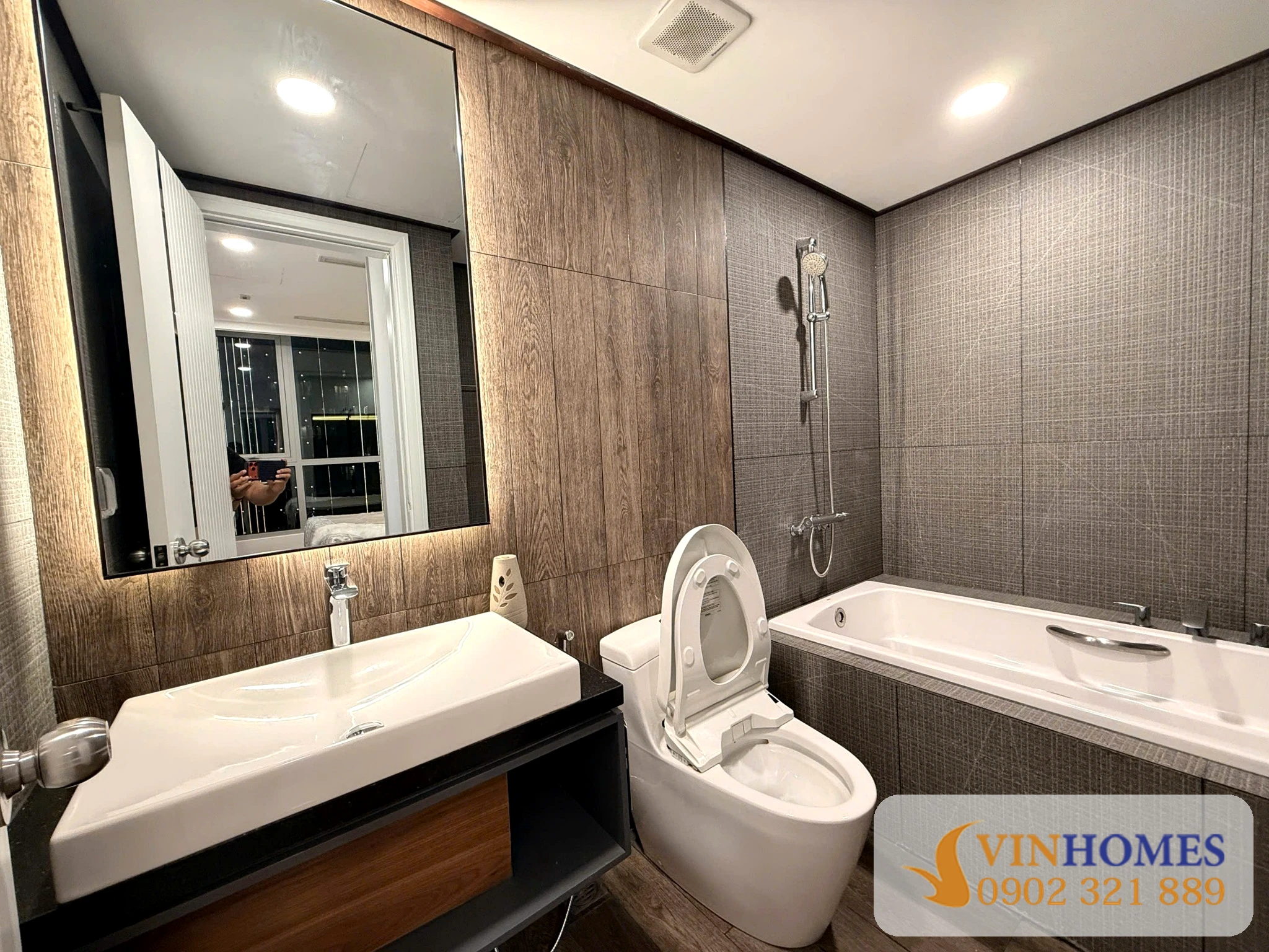 Phòng tắm có bồn tắm của căn hộ 2 phòng ngủ Vinhomes Central Park full nội thất, đã có sổ