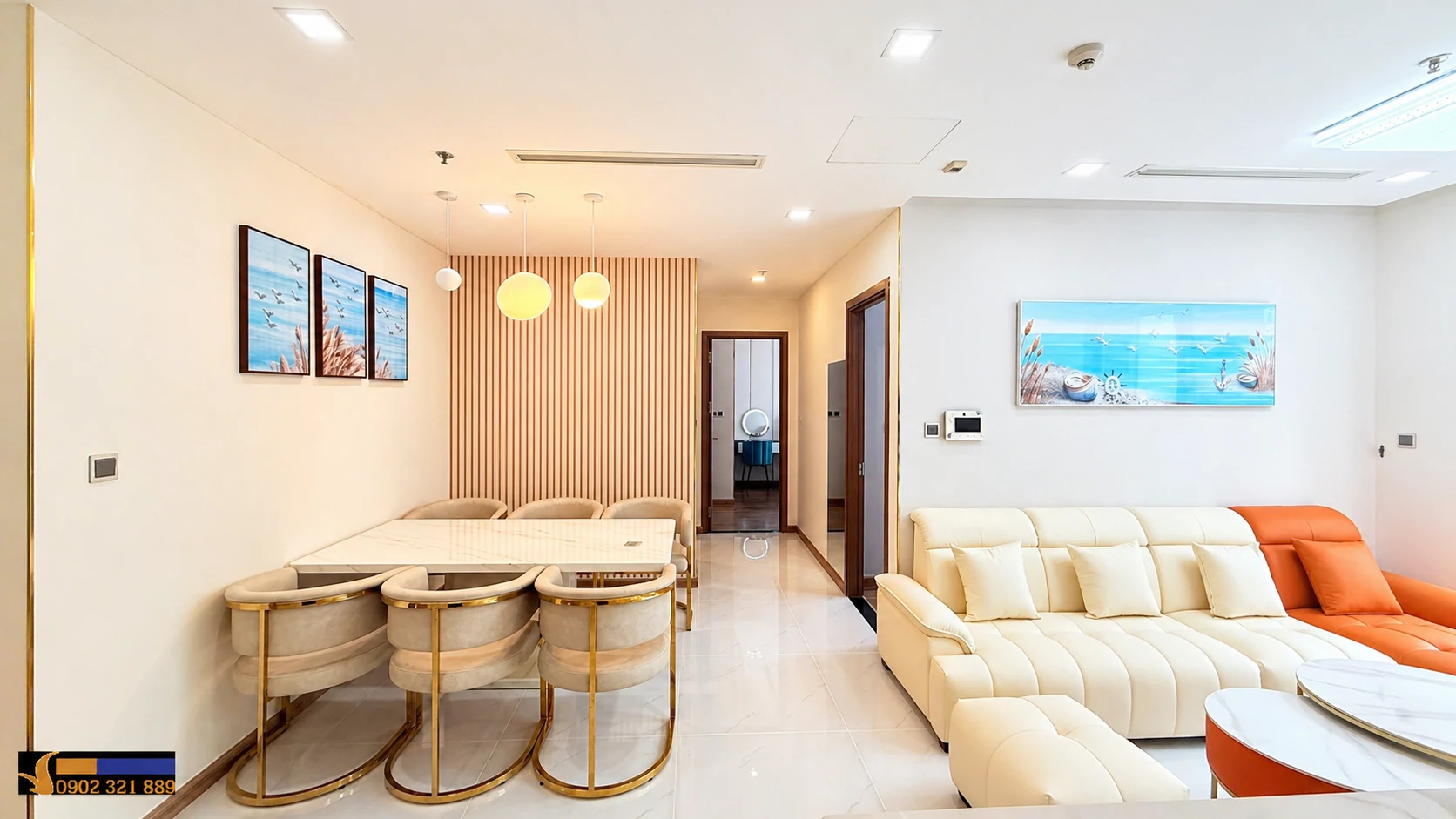 Không gian phòng khách rộng của căn hộ 2 phòng ngủ Vinhomes Central Park cho thuê diện tích lớn, nội thất sang và bố cục thoải mái.