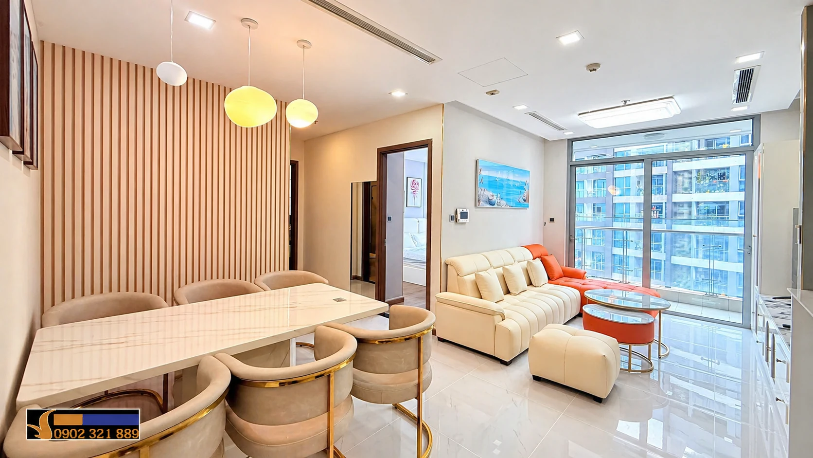 Khu bàn ăn và phòng khách căn hộ 2 phòng ngủ Vinhomes Central Park cho thuê diện tích lớn, không gian mở rộng rãi và đẹp mắt.