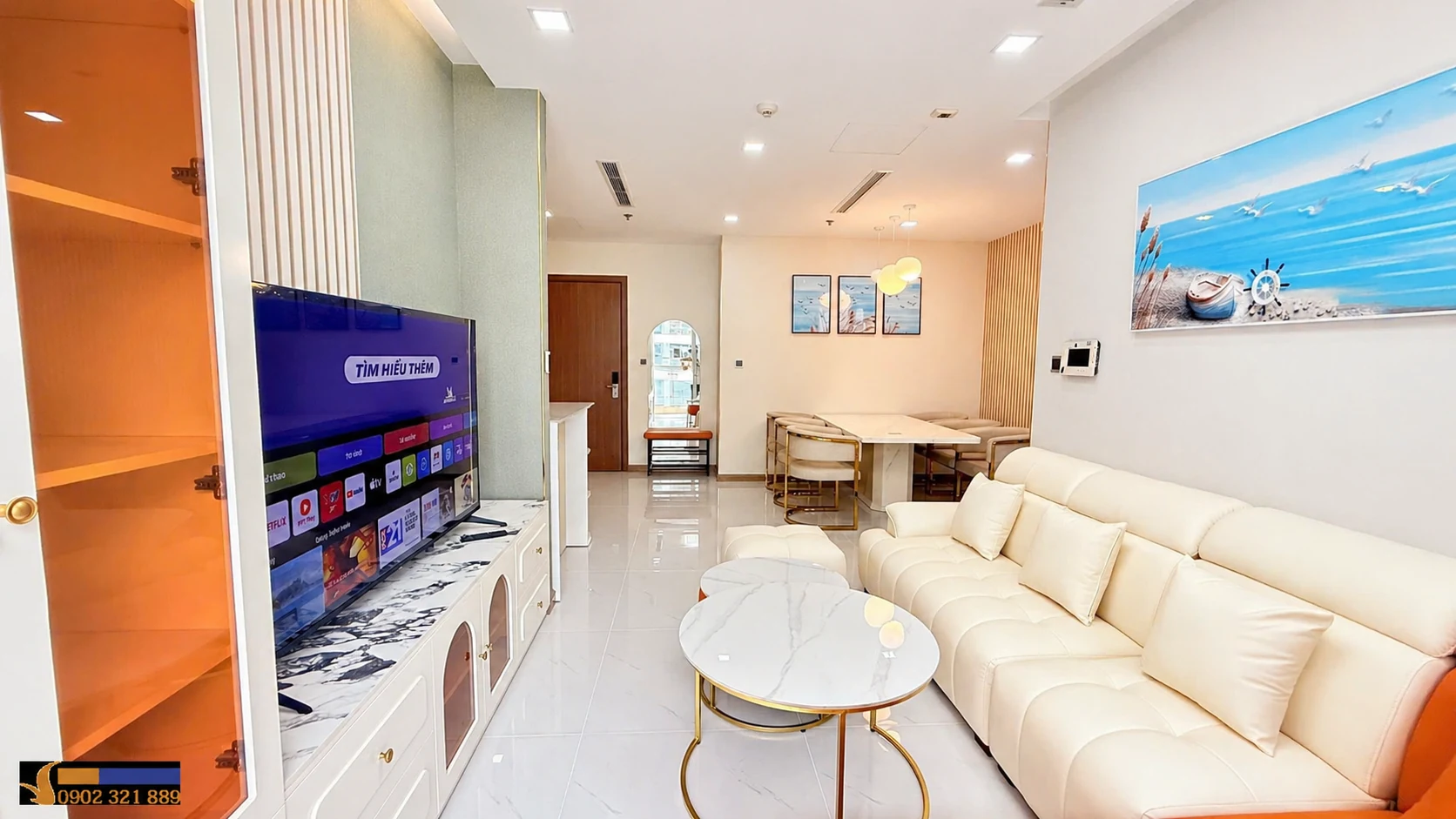 Phòng khách liền khu bàn ăn trong căn hộ 2 phòng ngủ Vinhomes Central Park cho thuê diện tích lớn, thiết kế mở và tiện nghi.