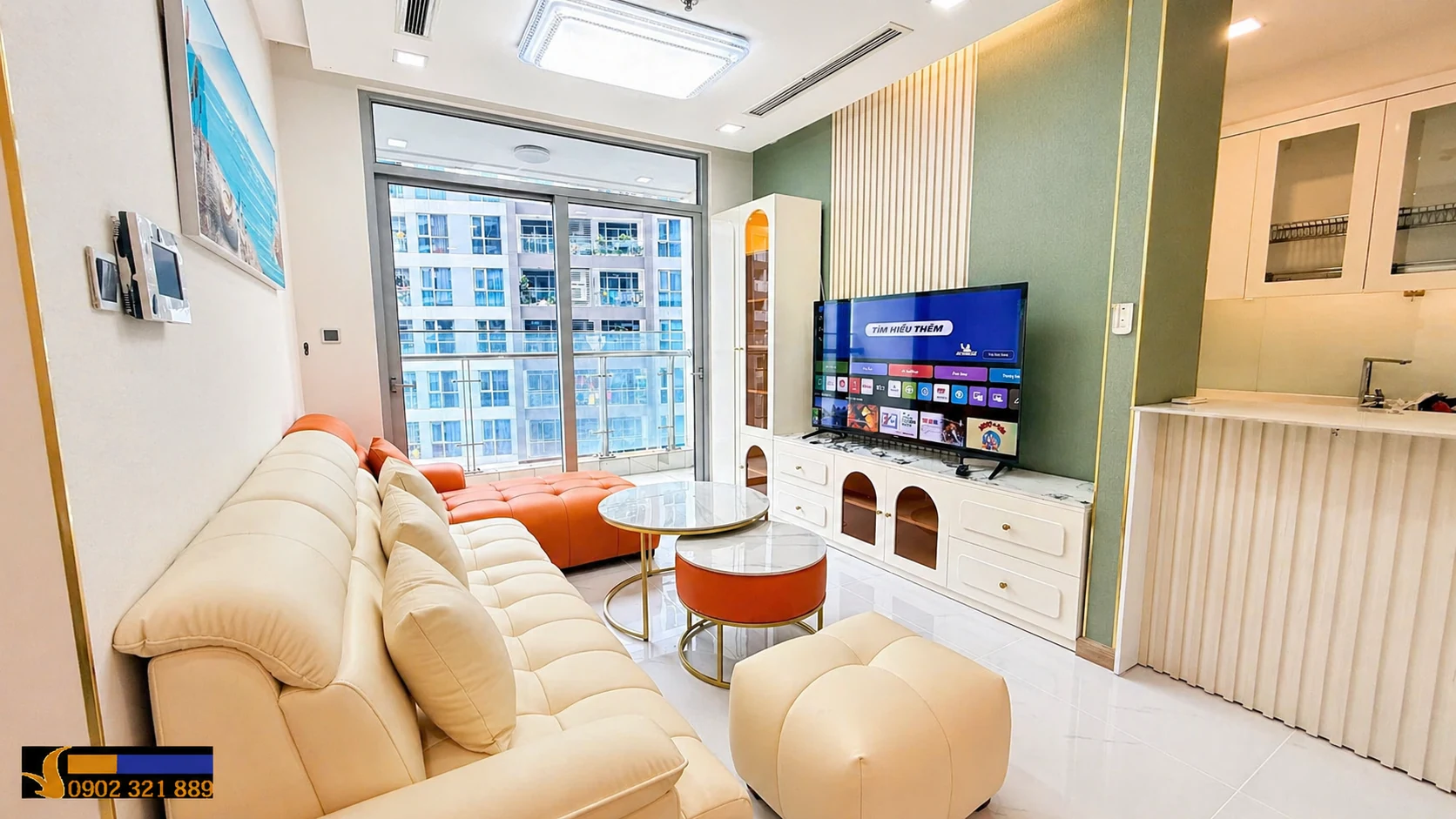 Phòng khách căn hộ 2 phòng ngủ Vinhomes Central Park cho thuê diện tích lớn với sofa lớn, ban công thoáng và nội thất hiện đại.