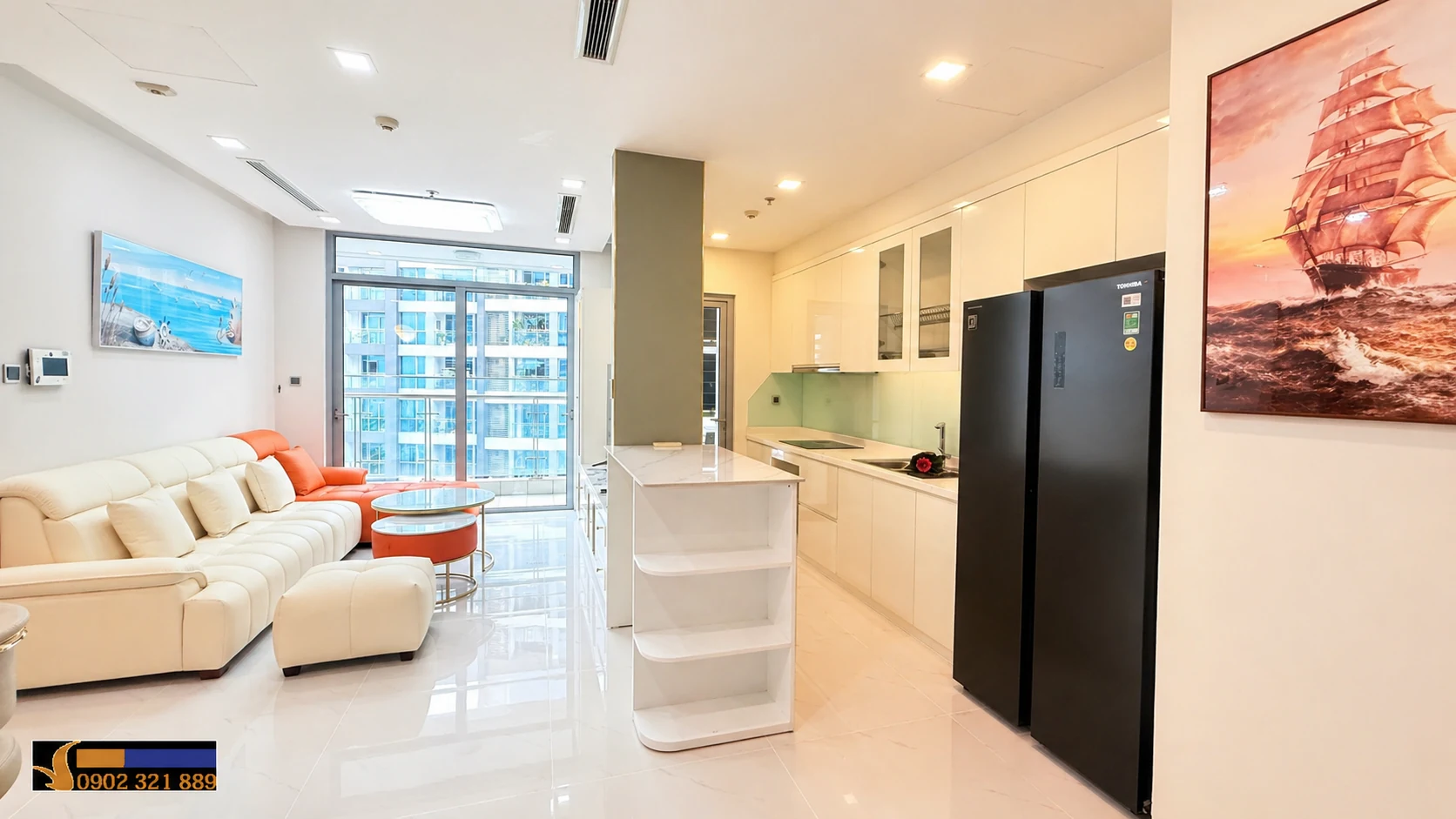 Phòng khách liền bếp của căn hộ 2 phòng ngủ Vinhomes Central Park cho thuê diện tích lớn, thiết kế thông thoáng và đủ tiện nghi.