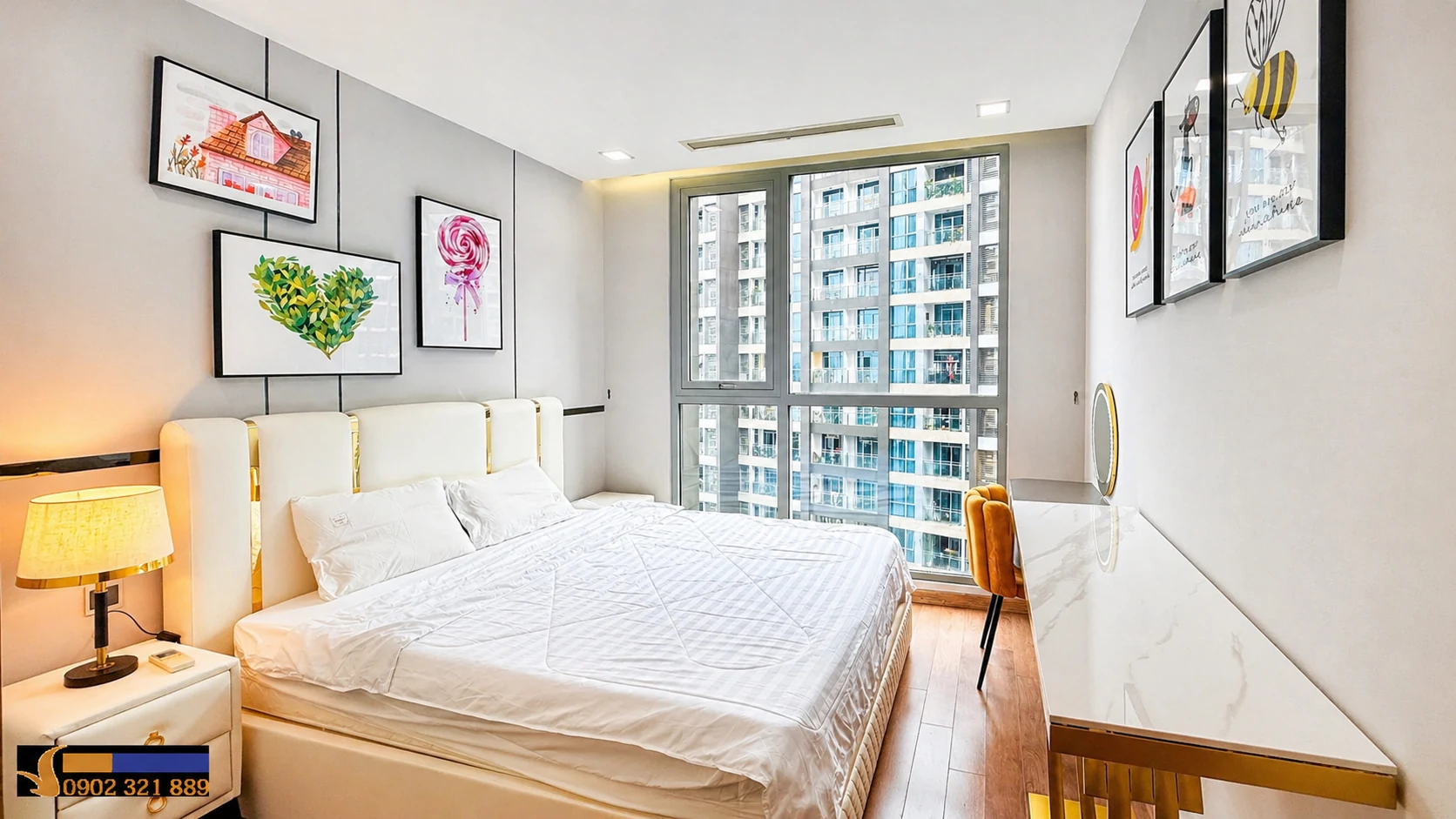 Phòng ngủ master căn hộ 2 phòng ngủ Vinhomes Central Park cho thuê diện tích lớn, nội thất trang nhã và cửa sổ lớn thoáng sáng.