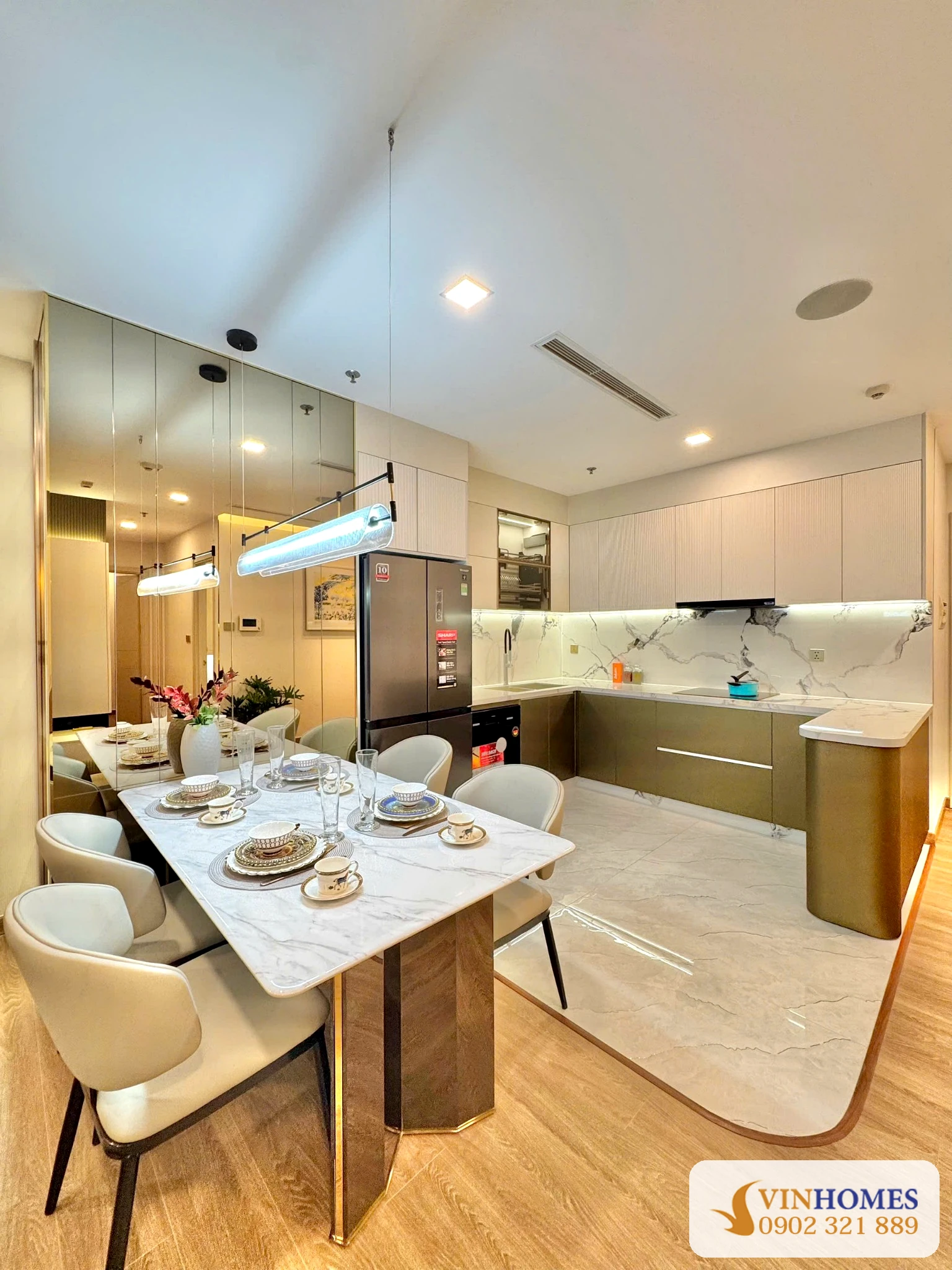 Khu bếp và bàn ăn căn hộ P6A-42.09 Vinhomes Central Park 2 phòng ngủ full nội thất