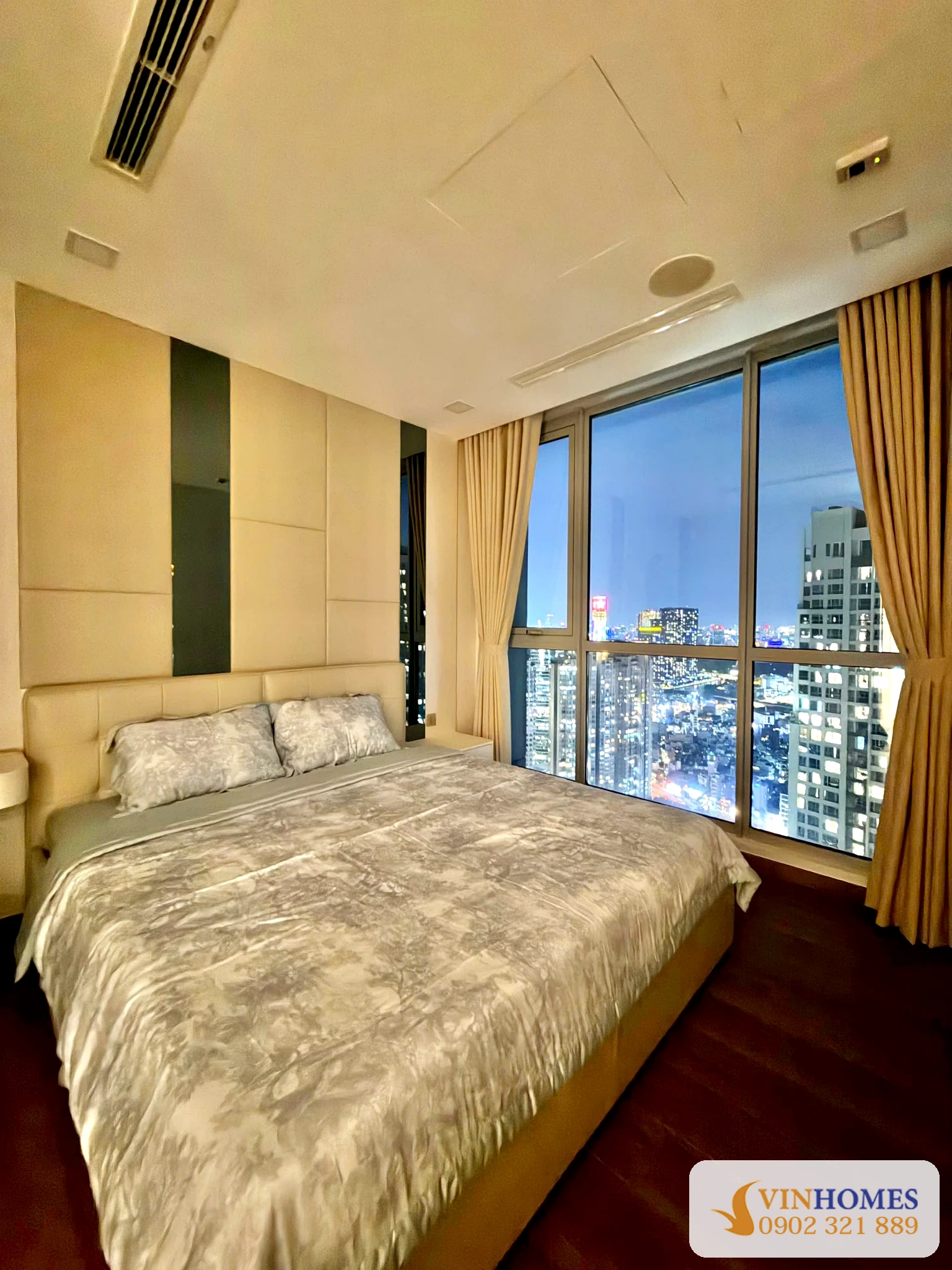 Phòng ngủ căn hộ P6A-42.09 Vinhomes Central Park nhìn ra thành phố về đêm