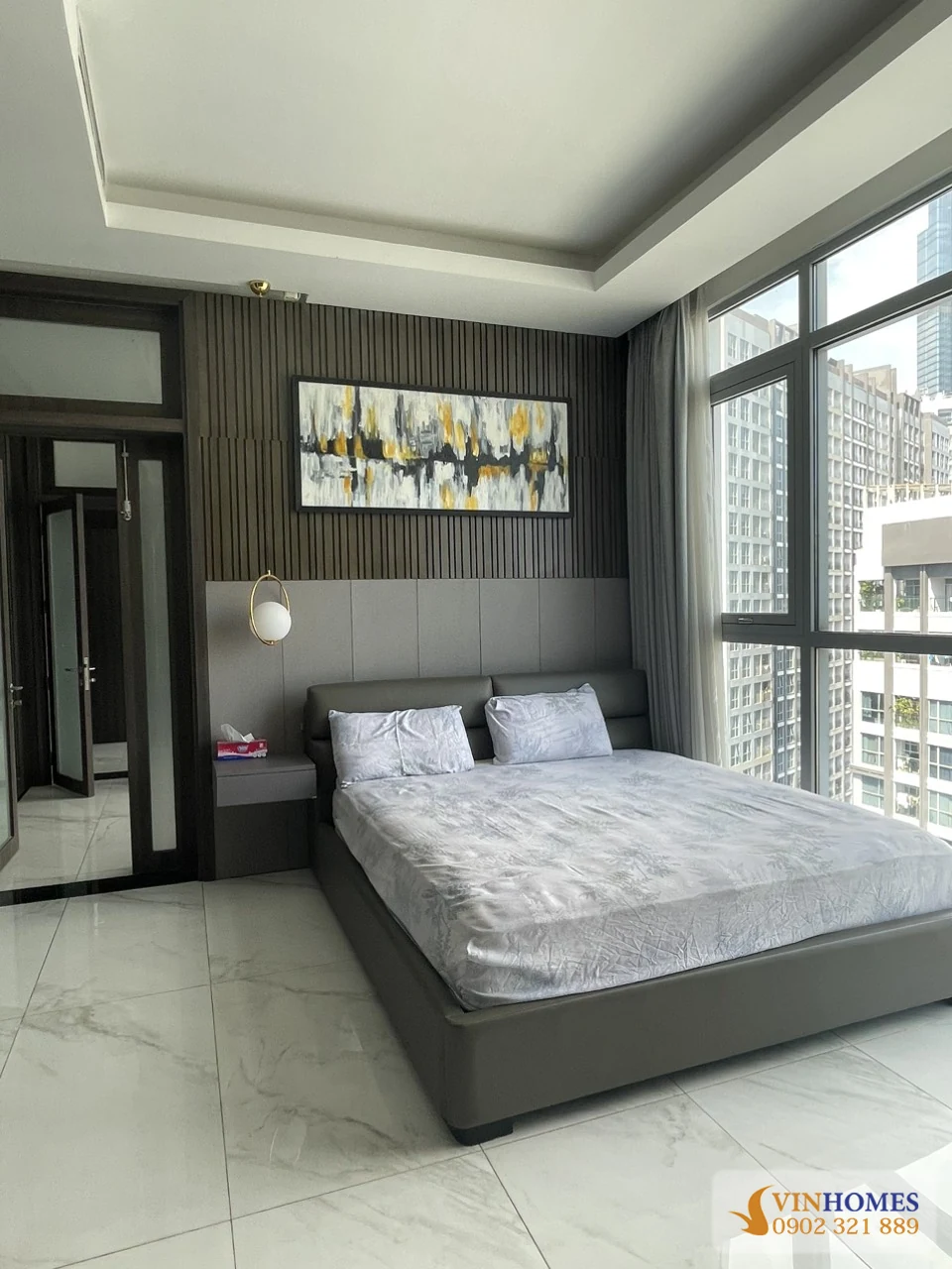 Phòng ngủ căn hộ Vinhomes Central Park với cửa kính lớn, giường rộng và ánh sáng tự nhiên