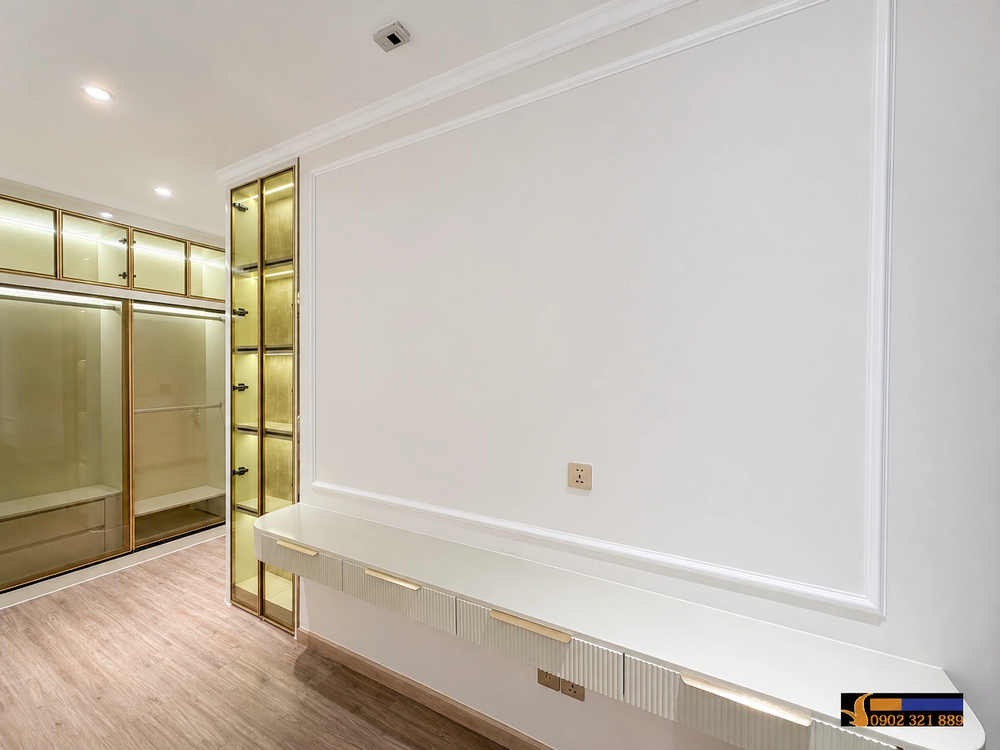 Khu bếp chữ L trong căn hộ 2 phòng ngủ Vinhomes Central Park cho thuê với tủ bếp cao cấp và đầy đủ công năng.