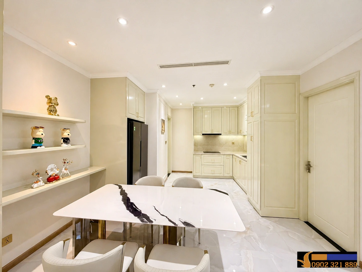 Phòng ăn và khu bếp trong căn hộ 2 phòng ngủ Vinhomes Central Park cho thuê, có bàn ăn lớn và hệ kệ trang trí.