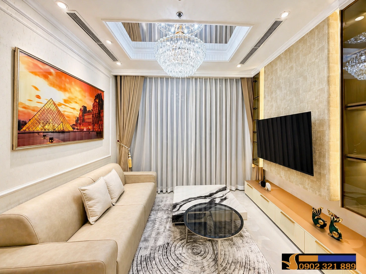 Phòng khách căn hộ 2 phòng ngủ Vinhomes Central Park cho thuê với sofa, đèn chùm, tivi treo tường và nội thất cao cấp.