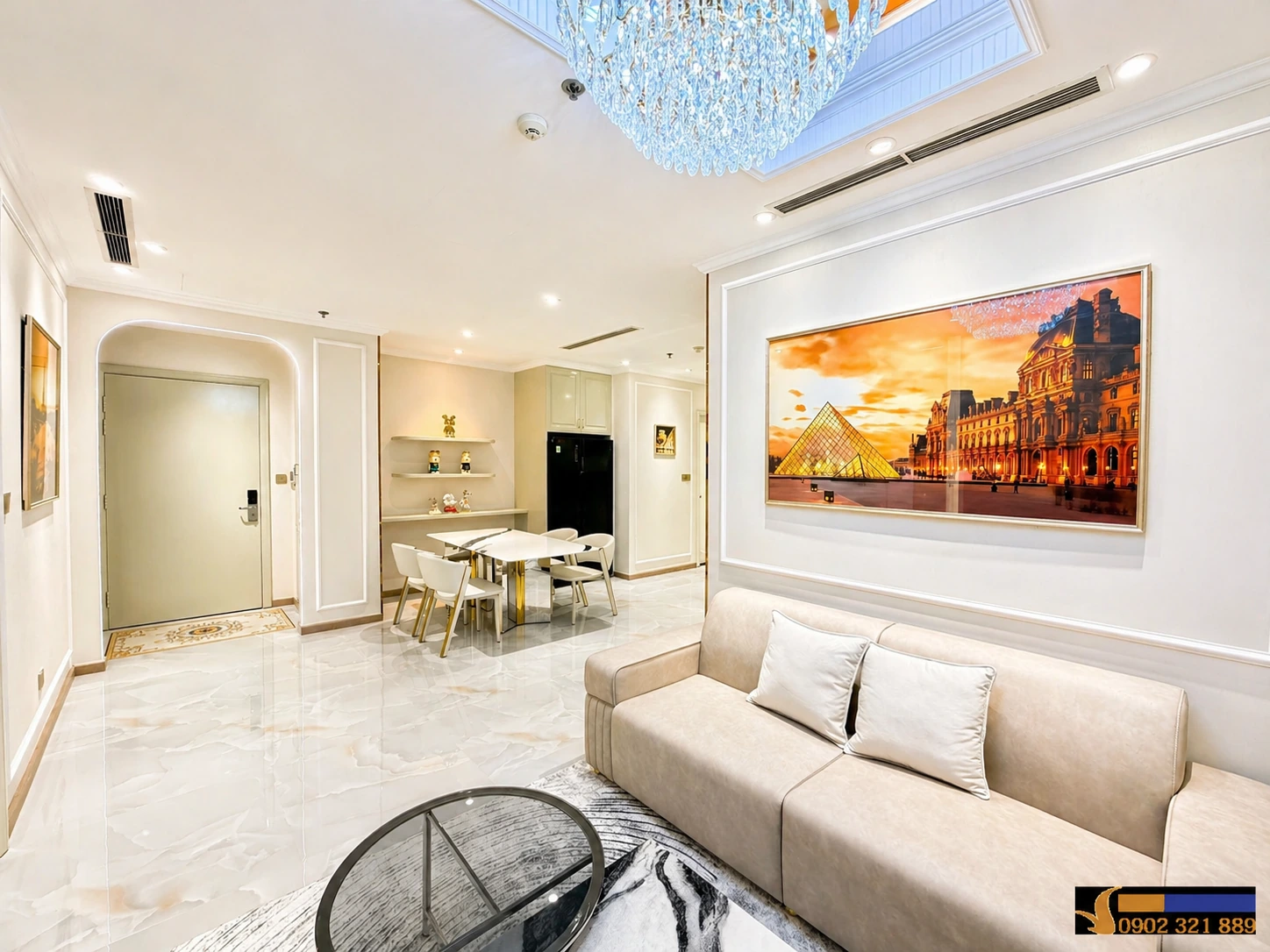 View tổng thể phòng khách căn hộ 2 phòng ngủ Vinhomes Central Park cho thuê, kết nối liền mạch với khu vực bàn ăn.