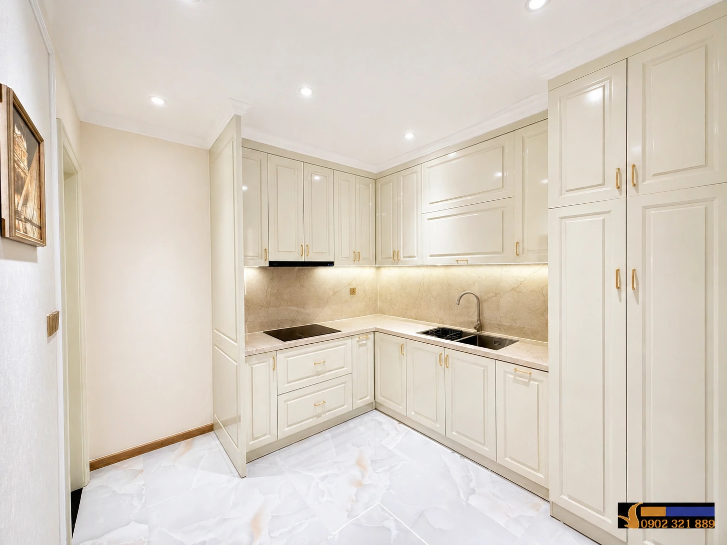 Góc làm việc và hệ tủ lưu trữ trong căn hộ 2 phòng ngủ Vinhomes Central Park cho thuê, thiết kế tinh gọn và sáng sủa.