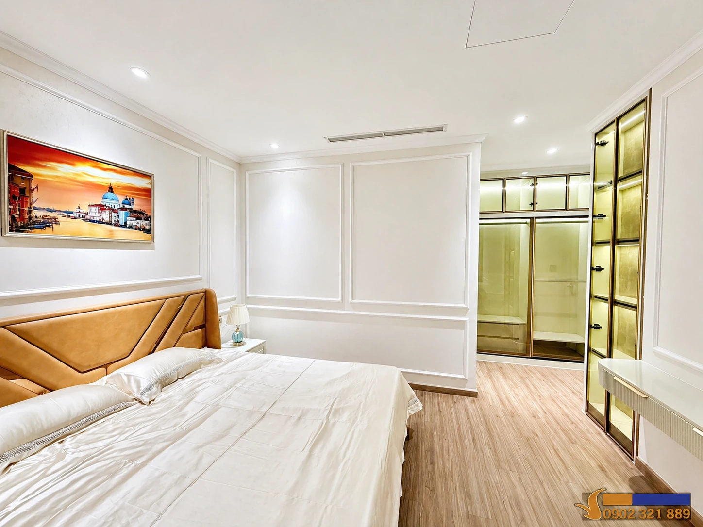 Phòng ngủ 2 trong căn hộ 2 phòng ngủ Vinhomes Central Park cho thuê với giường lớn, tranh trang trí và tủ quần áo âm tường.