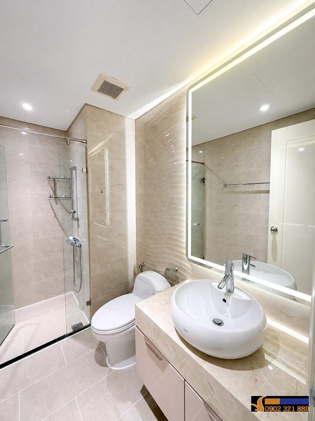 Phòng tắm căn hộ 2 phòng ngủ Vinhomes Central Park cho thuê với lavabo, gương đèn LED và buồng tắm kính.