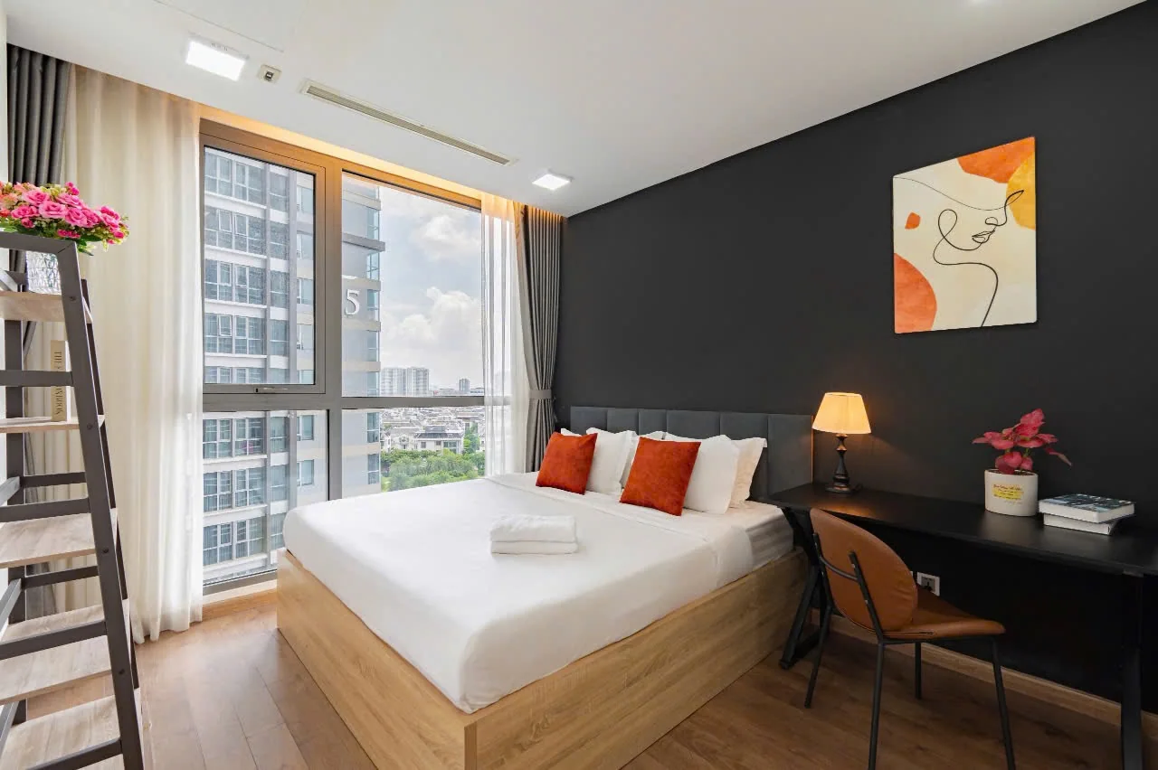 Phòng ngủ căn hộ Park 4 Vinhomes Central Park có bàn làm việc, tủ áo và cửa kính lớn