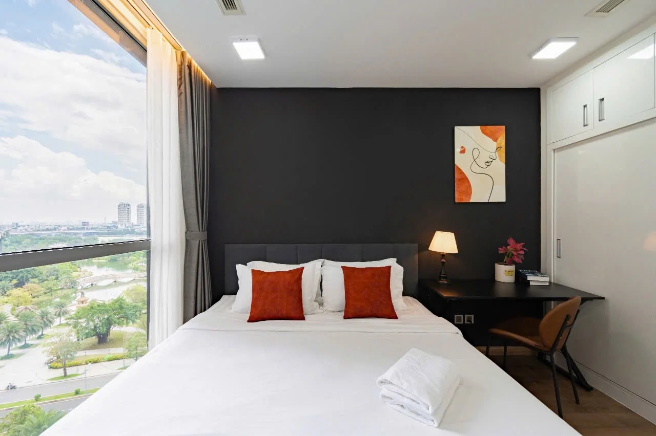 Phòng ngủ căn hộ Park 4 Vinhomes Central Park tầng cao với cửa kính lớn và nội thất đẹp