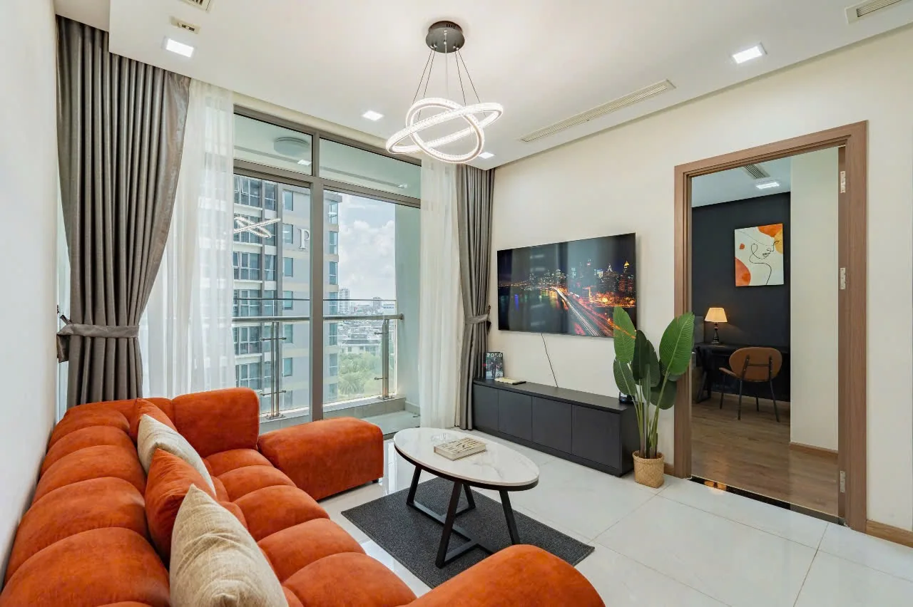 Phòng ngủ căn hộ Park 4 Vinhomes Central Park với tủ áo lớn, giường đôi và nội thất tông sáng