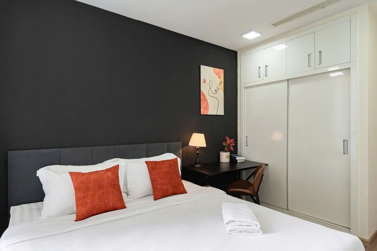 Phòng ngủ căn hộ Park 4 Vinhomes Central Park có cửa kính lớn và view công viên tầng cao