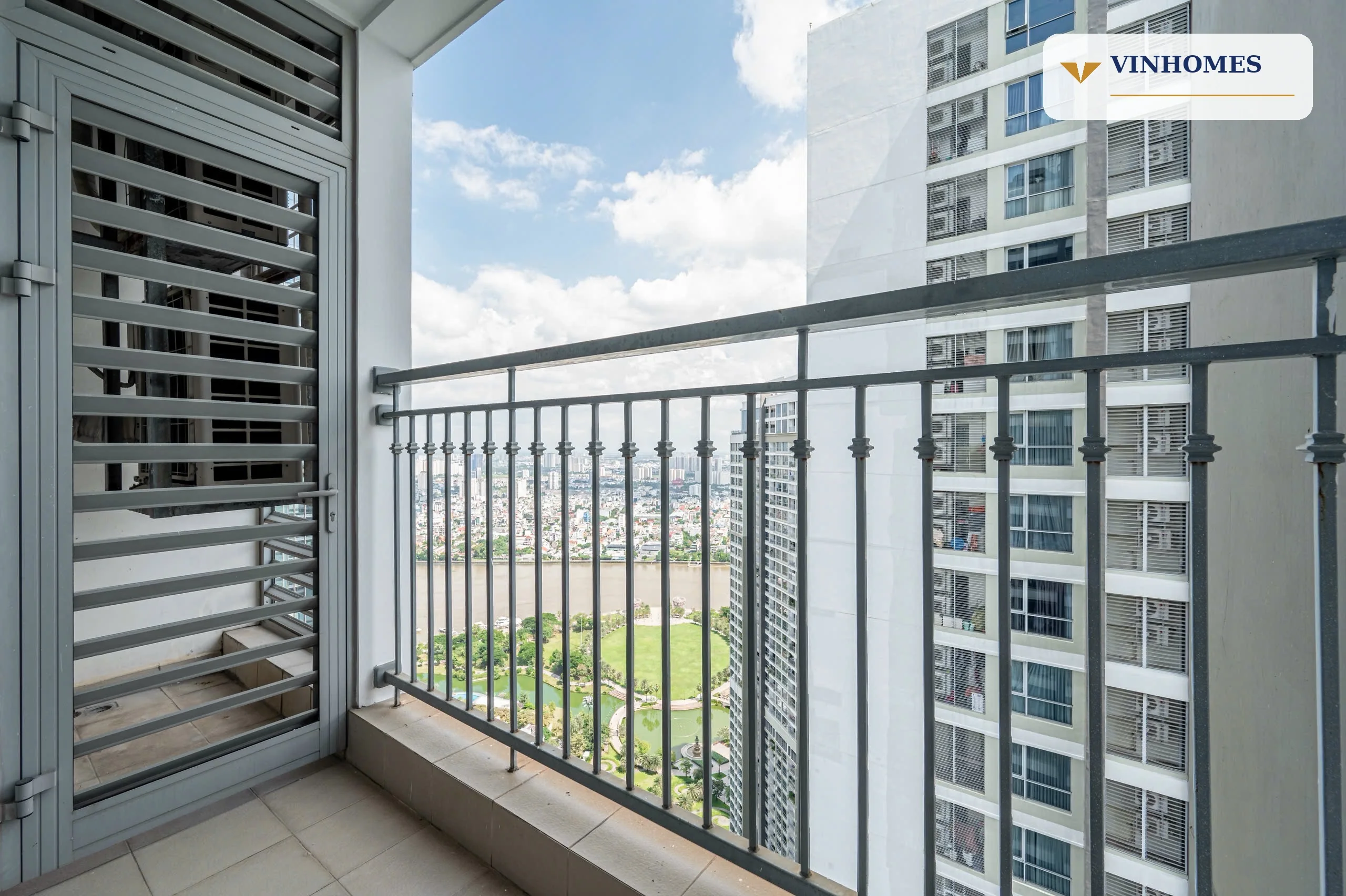 Phòng khách căn hộ Landmark 3 Vinhomes Central Park cho thuê ngắn hạn, nội thất đầy đủ và không gian sáng
