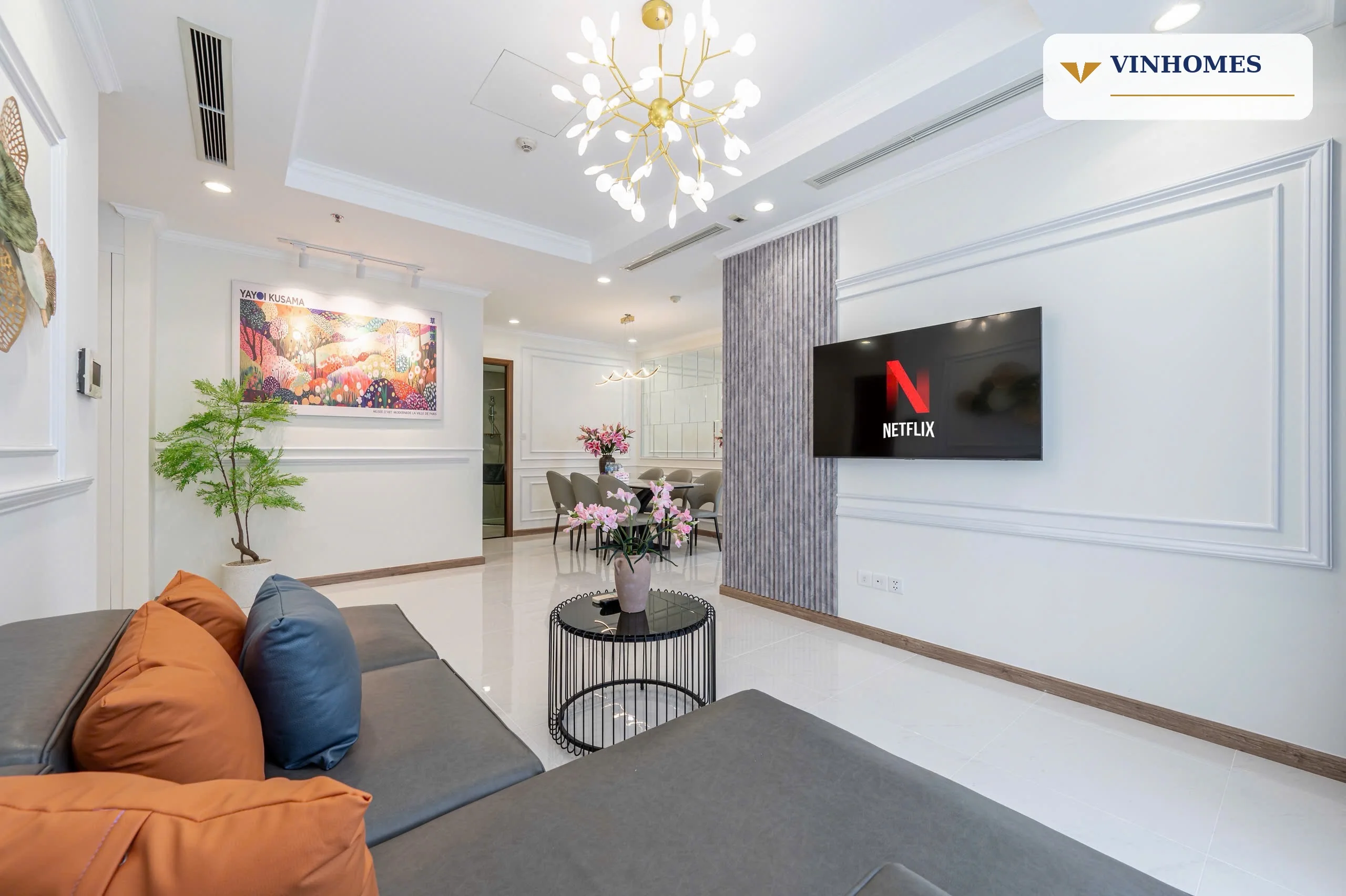 Phòng khách căn hộ Landmark 3 Vinhomes Central Park cho thuê ngắn hạn, nội thất đầy đủ và không gian sáng