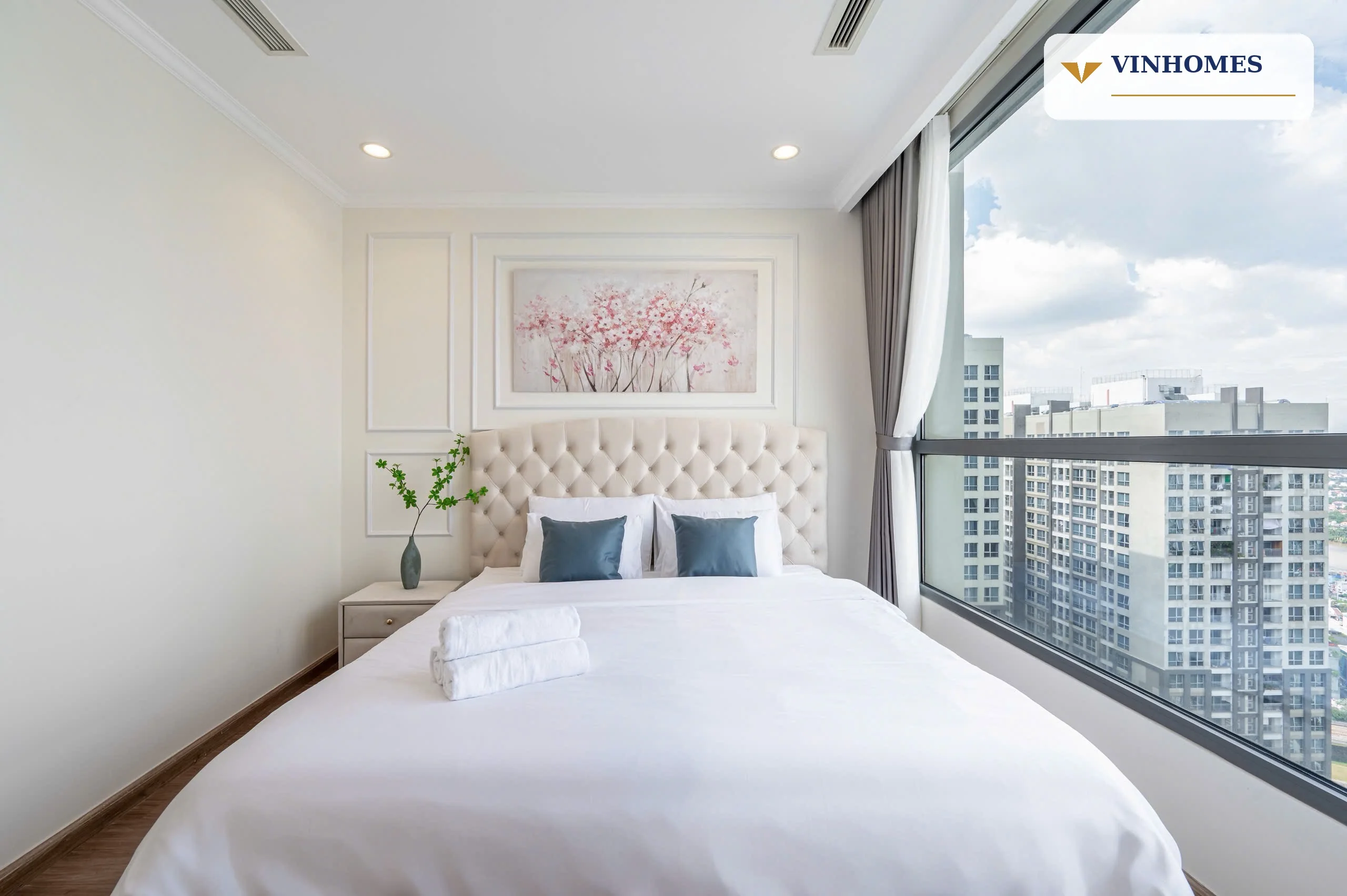 Phòng ngủ căn hộ Landmark 3 Vinhomes Central Park với cửa kính lớn, nhiều ánh sáng tự nhiên