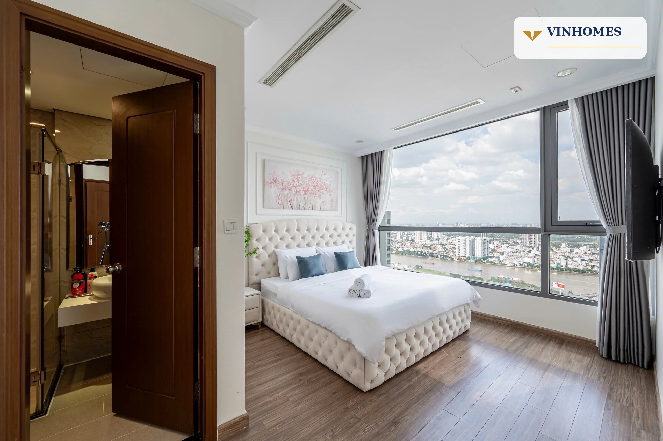 Phòng ngủ master căn hộ Landmark 3 Vinhomes Central Park với cửa kính lớn và view tầng cao