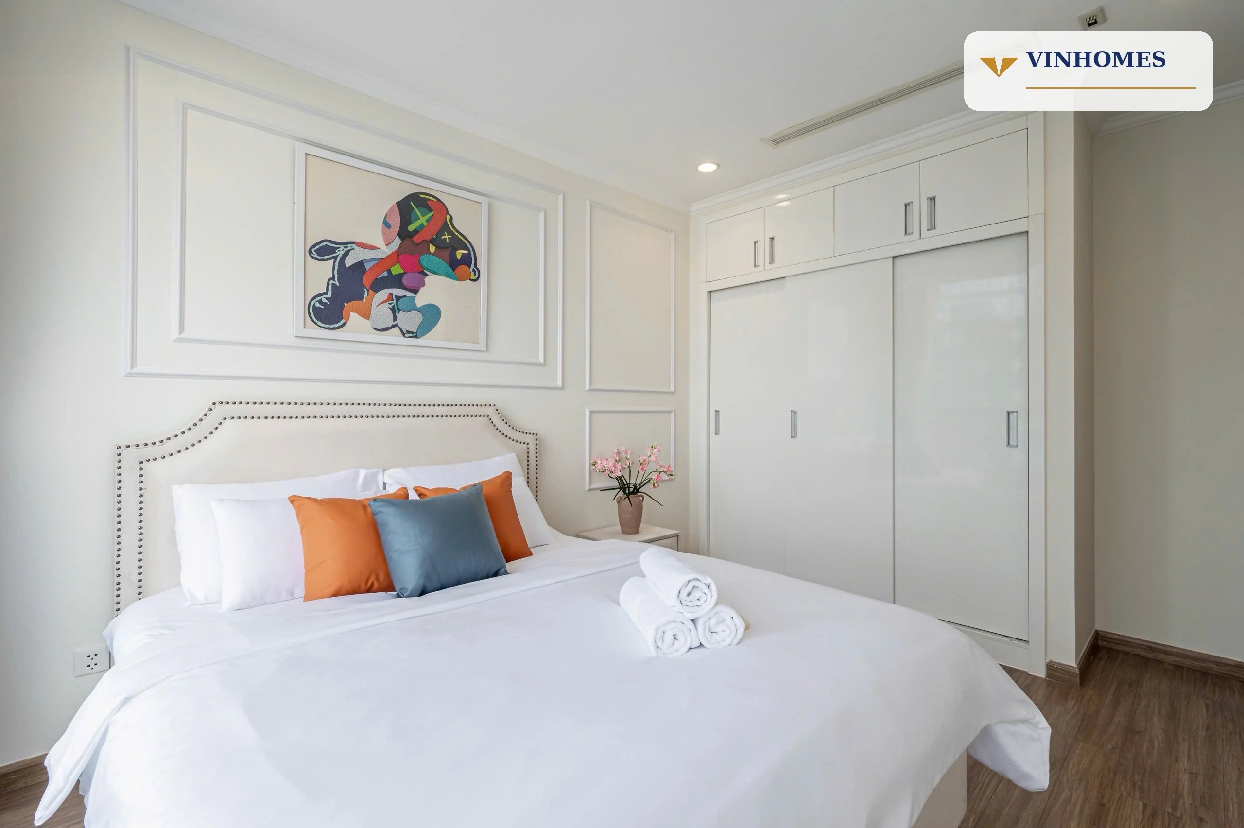 Phòng ngủ căn hộ Landmark 3 Vinhomes Central Park có tủ áo lớn và nội thất tông sáng