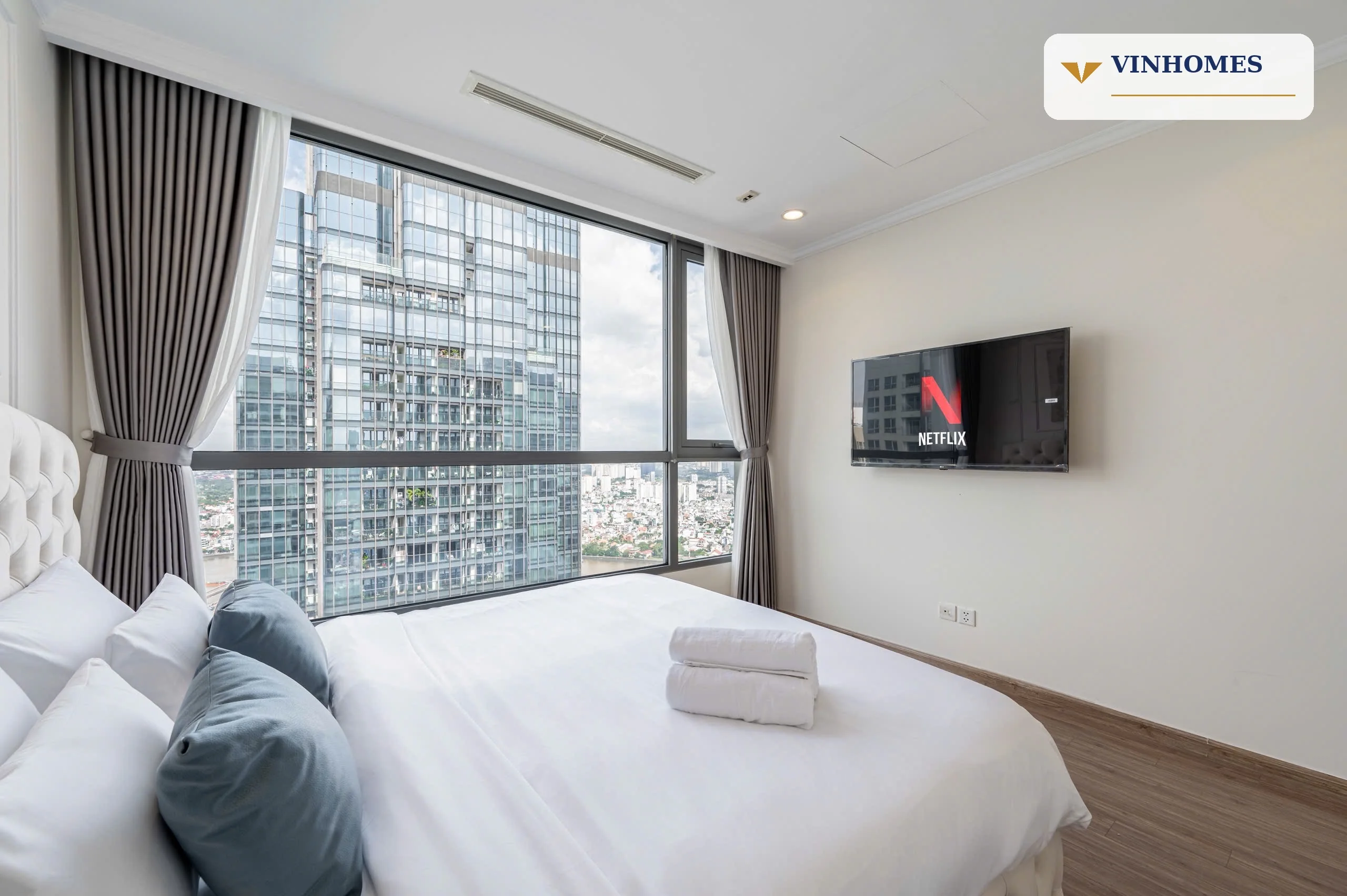 Phòng ngủ căn hộ Landmark 3 Vinhomes Central Park có TV treo tường và view tầng cao