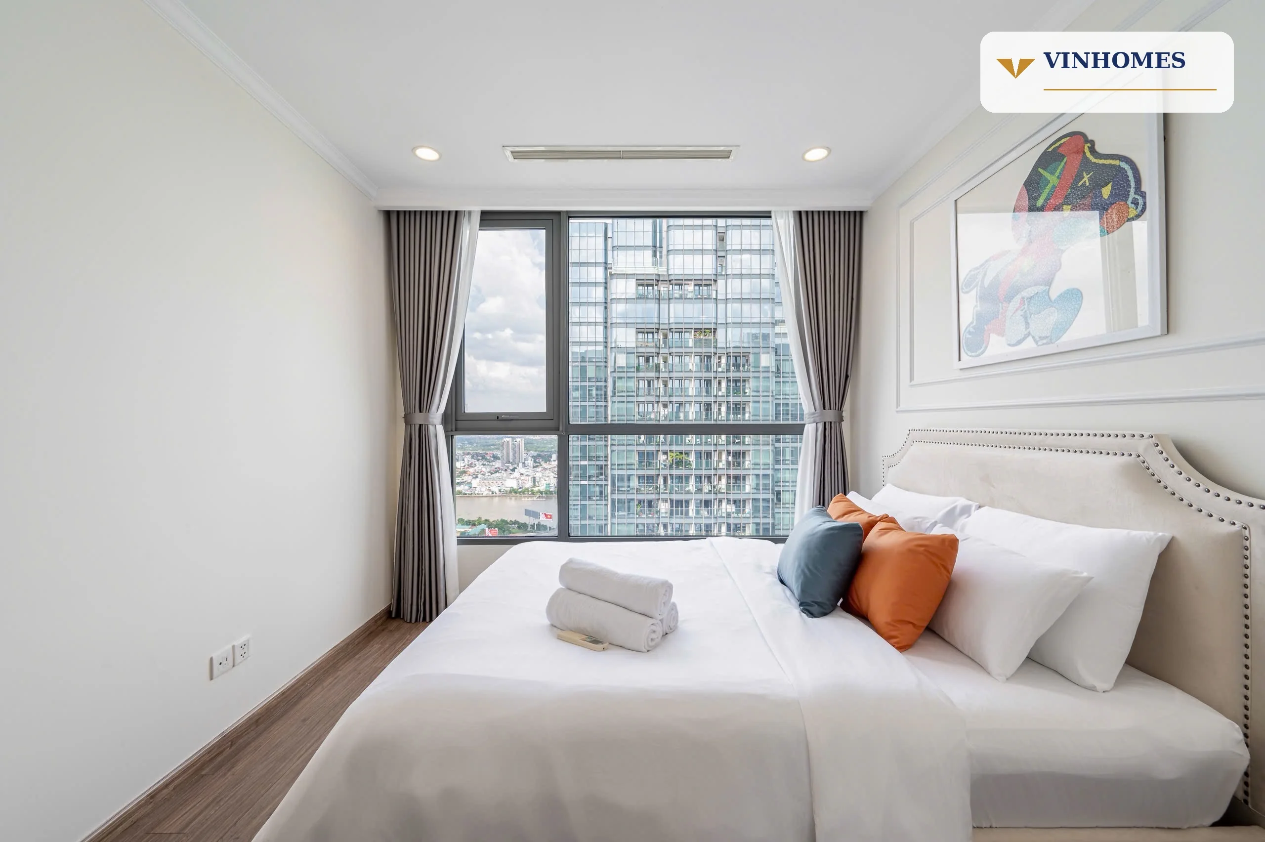 Phòng ngủ căn hộ Landmark 3 Vinhomes Central Park tầng cao với cửa sổ lớn và view thành phố