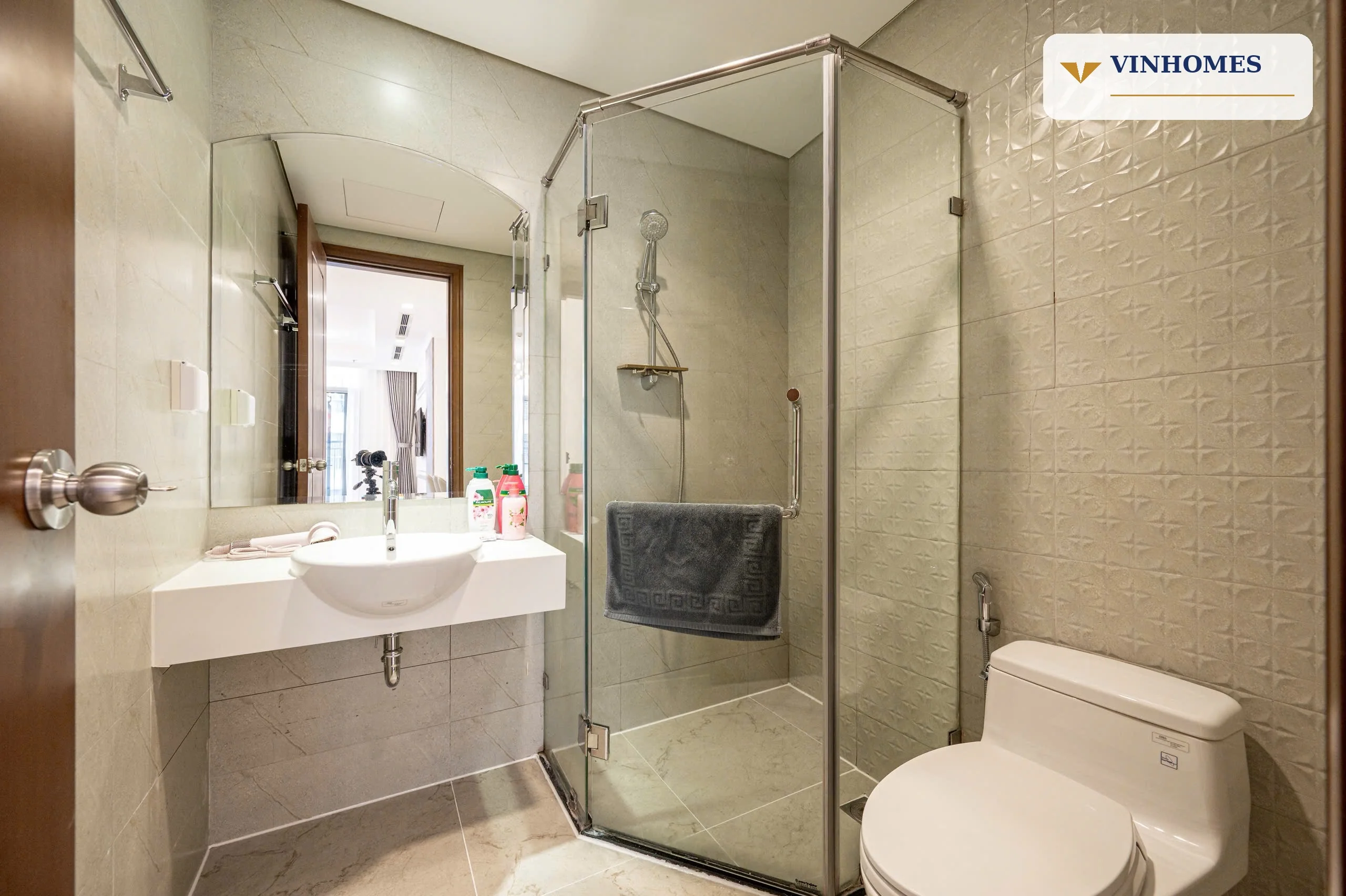 Phòng tắm căn hộ Landmark 3 Vinhomes Central Park có vách kính và khu tắm riêng