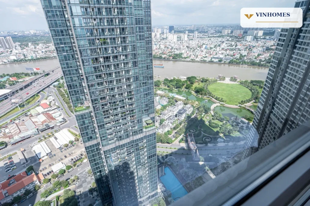 View sông Sài Gòn và công viên Vinhomes Central Park nhìn từ căn hộ Landmark 3 tầng cao