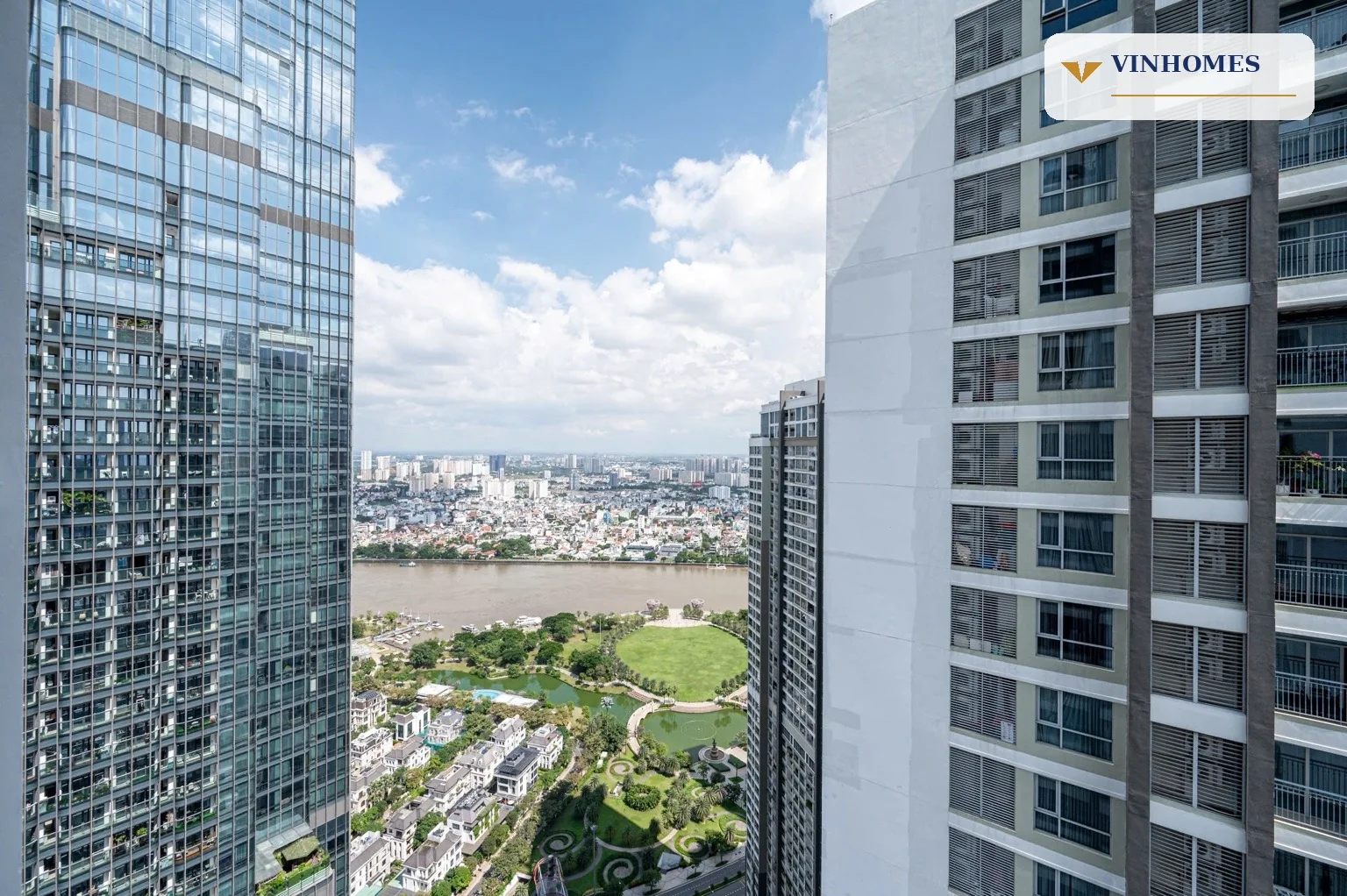 Tầm nhìn ra sông và khu đô thị từ căn hộ Landmark 3 Vinhomes Central Park