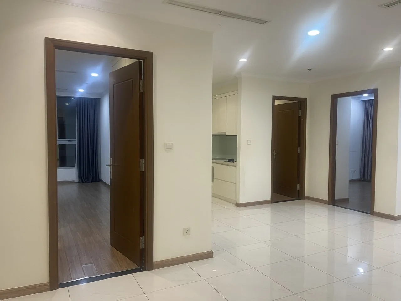 Sảnh trung tâm căn hộ dẫn vào 3 phòng ngủ và bếp tại Landmark 2 Vinhomes Central Park