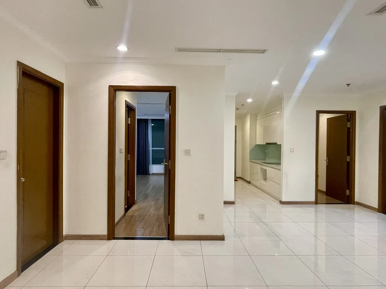 Hành lang sảnh dẫn vào các phòng ngủ và khu bếp căn hộ Landmark 2 Vinhomes Central Park