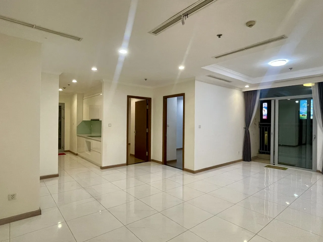 Phòng khách và bếp mở căn hộ 3 phòng ngủ Landmark 2 Vinhomes Central Park cho thuê