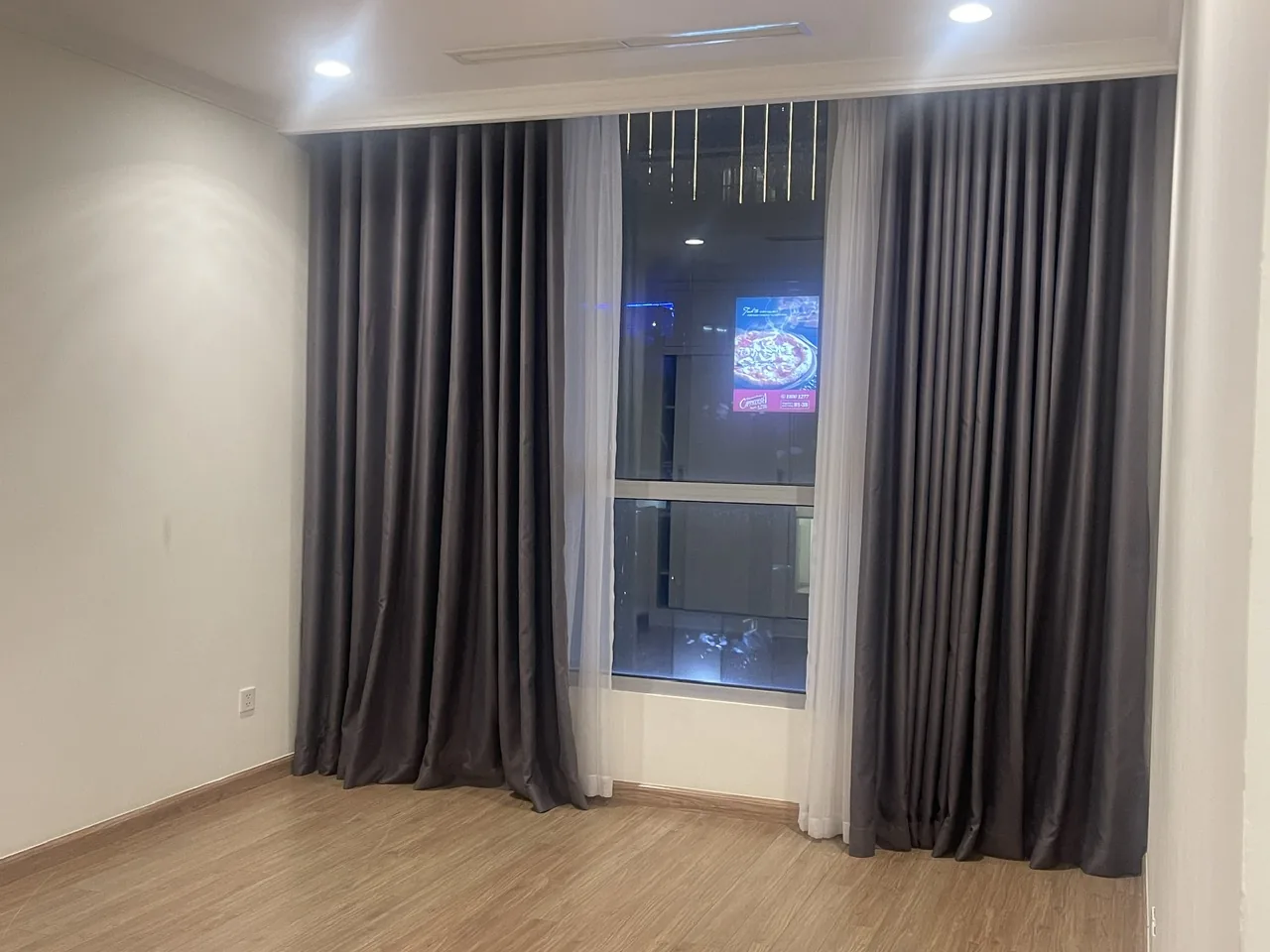 Rèm cửa phòng ngủ căn hộ Landmark 2 view thành phố về đêm