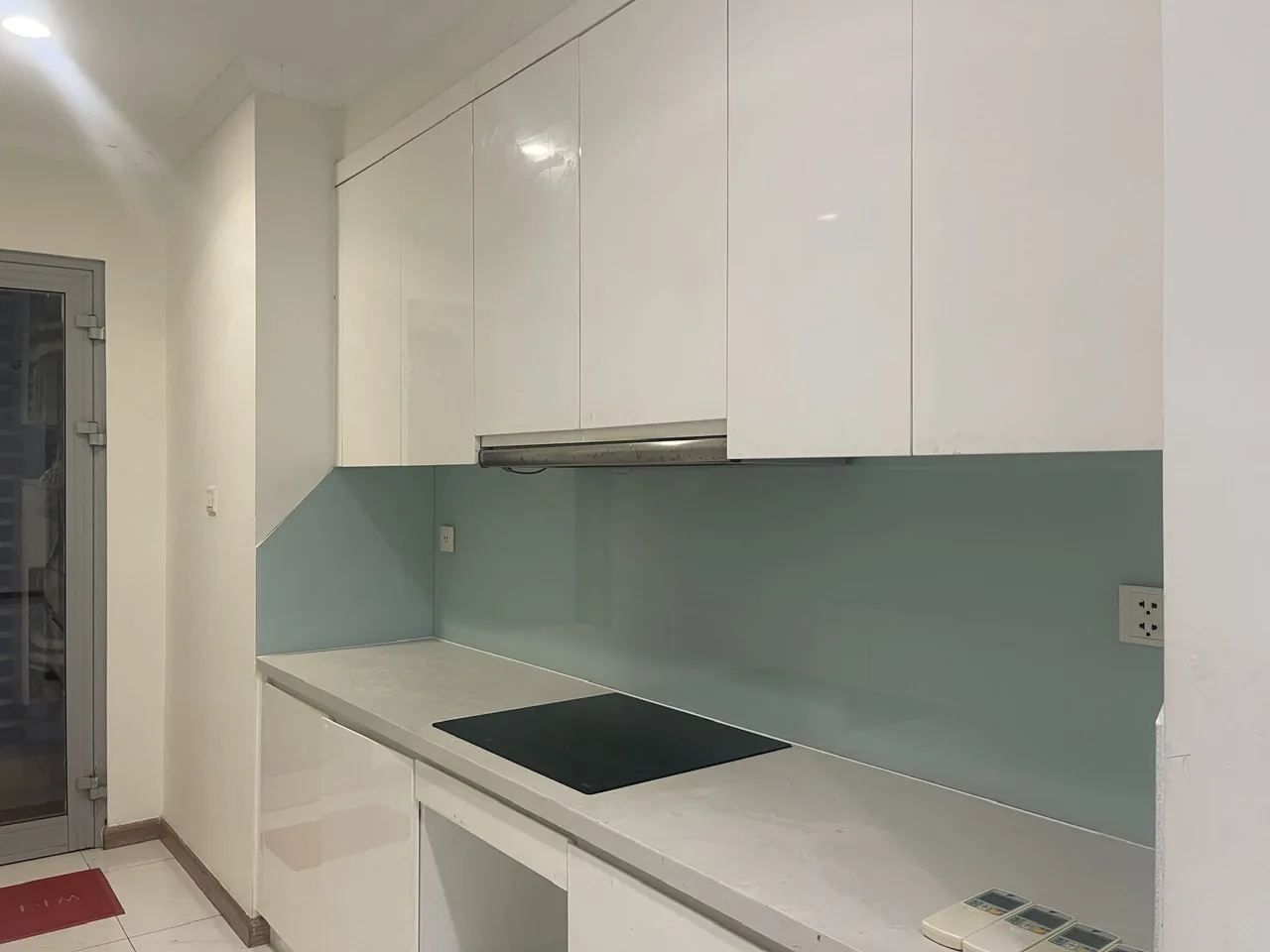 Tủ bếp trắng và bếp từ âm căn hộ 3 phòng ngủ Landmark 2 cho thuê nội thất cơ bản