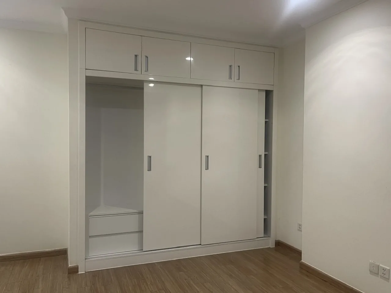 Tủ quần áo âm tường phòng ngủ căn hộ 3 phòng ngủ Landmark 2 Vinhomes Central Park